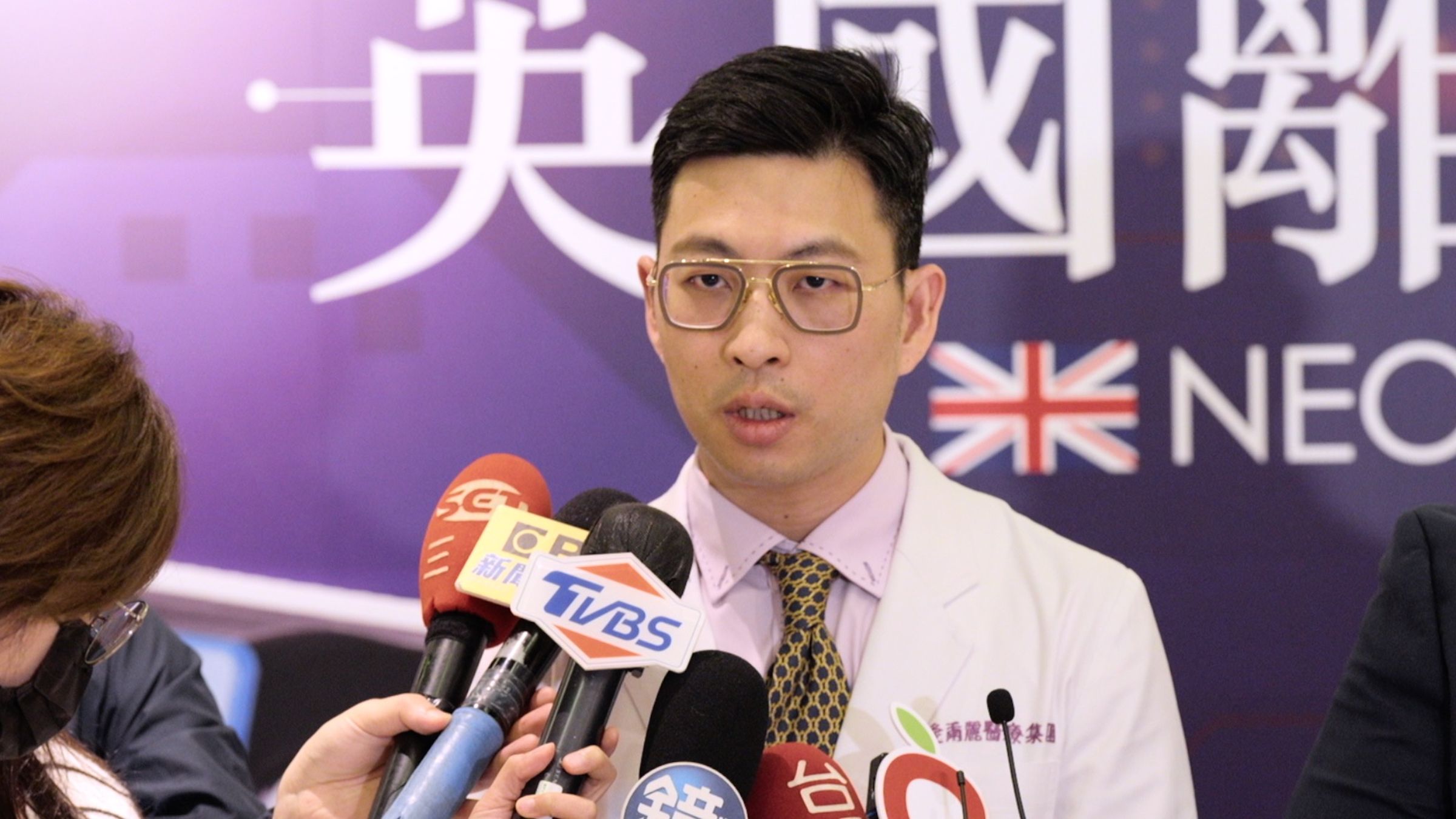 愛爾麗王祥至醫師解釋,英國離子刀解決傳統光療問題,能有效刺激膠原蛋白增生一年至數年。