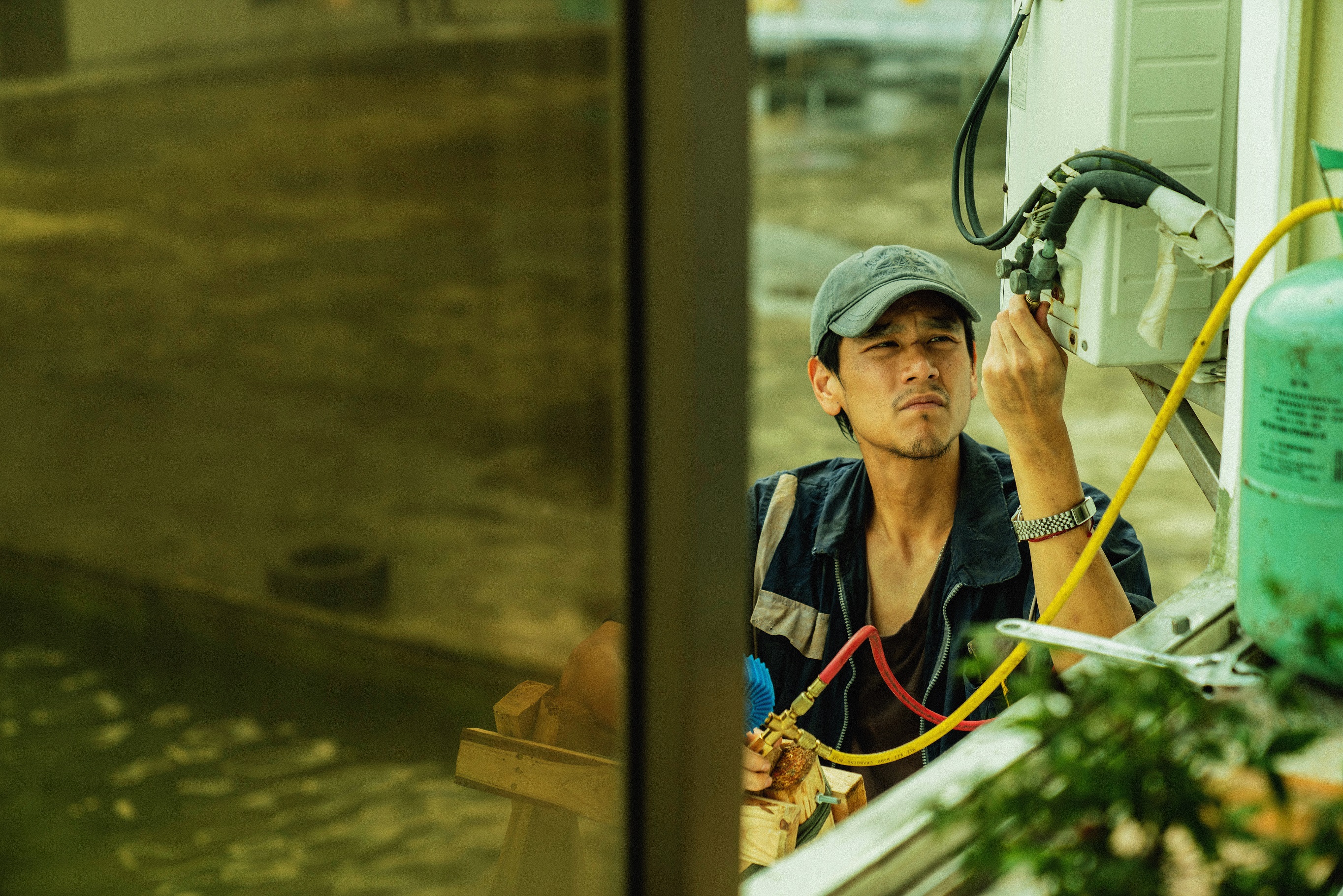 彭于晏飾演冷氣維修工，還找了從事相關行業的朋友父親，認真學習相關技能。（華映提供）