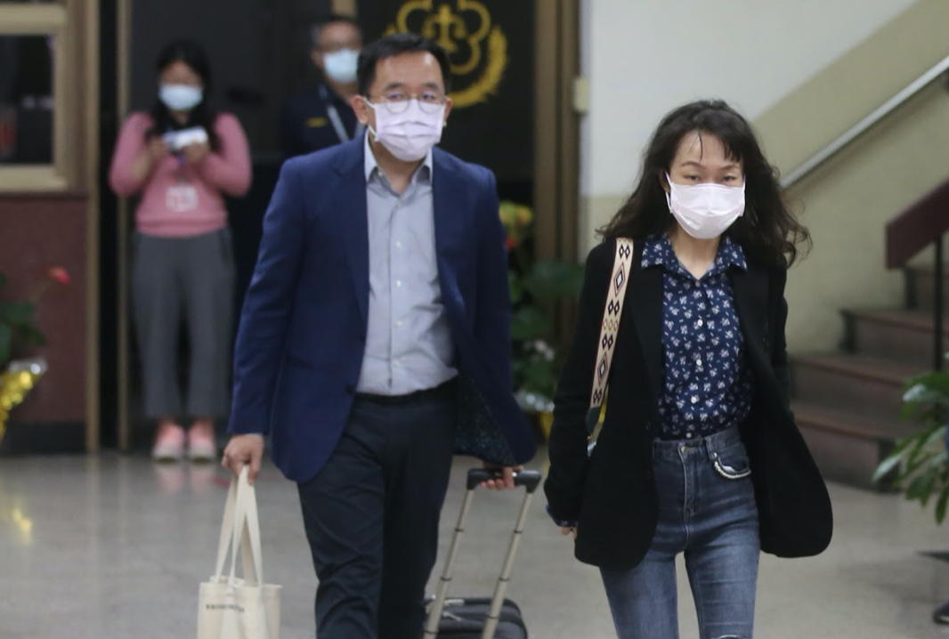 陳致中（左）妻子黃睿靚（右）涉嫌替吳淑珍洗錢，今（17日）已繳清罰款。（資料照）