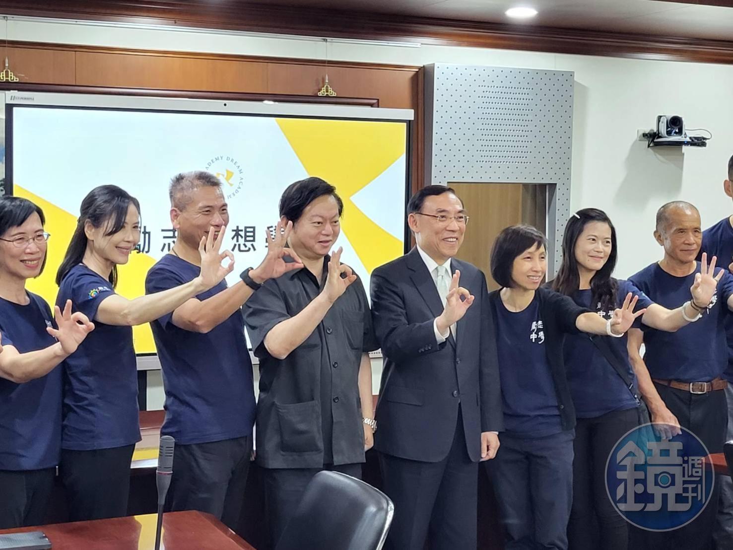 法務部長蔡清祥與矯正署長周輝煌及「勵志夢想學院」幹部一同合影留念。