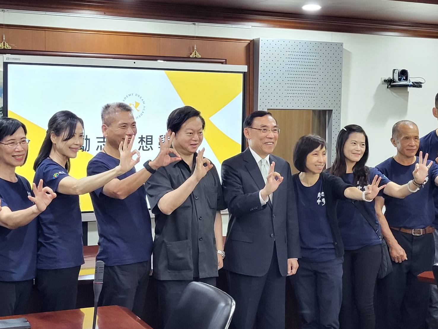 法務部長蔡清祥與矯正署長周輝煌及「勵志夢想學院」幹部一同合影留念。