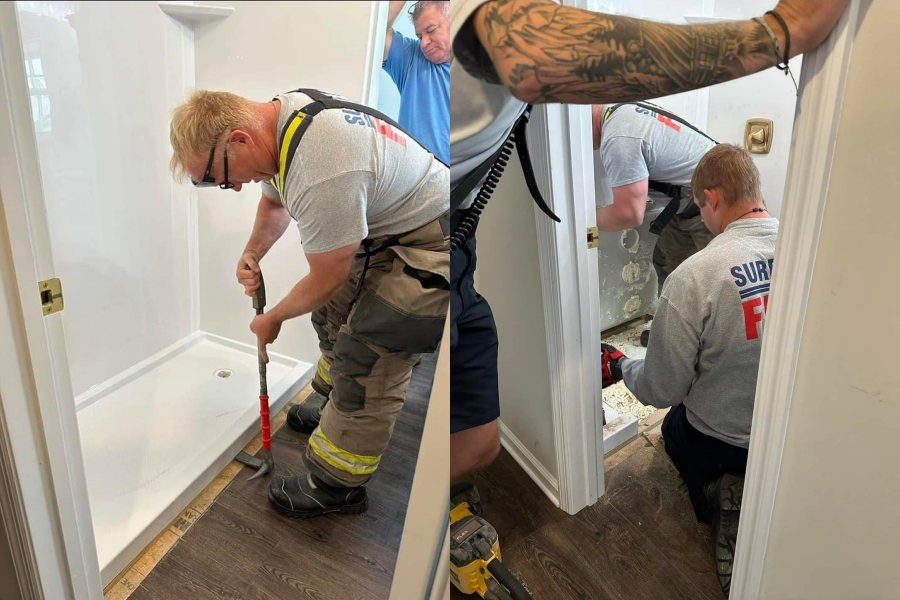 衝浪市的消防員前往救貓，出動各式工具撬開地板。（翻攝自Town of Surf City Fire Department臉書）