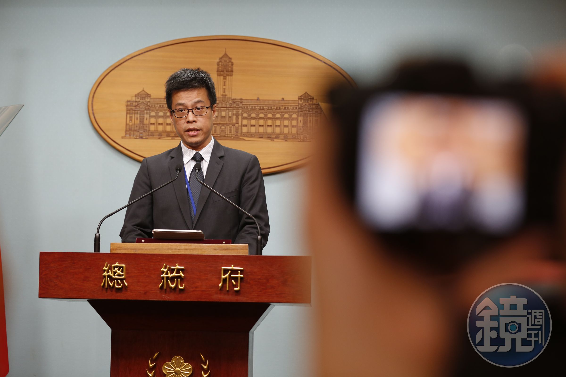 總統府副祕書長黃重諺今透露他認為未來總統必須具備3項核心能力,即國際、經濟和信任。(本刊資料照)