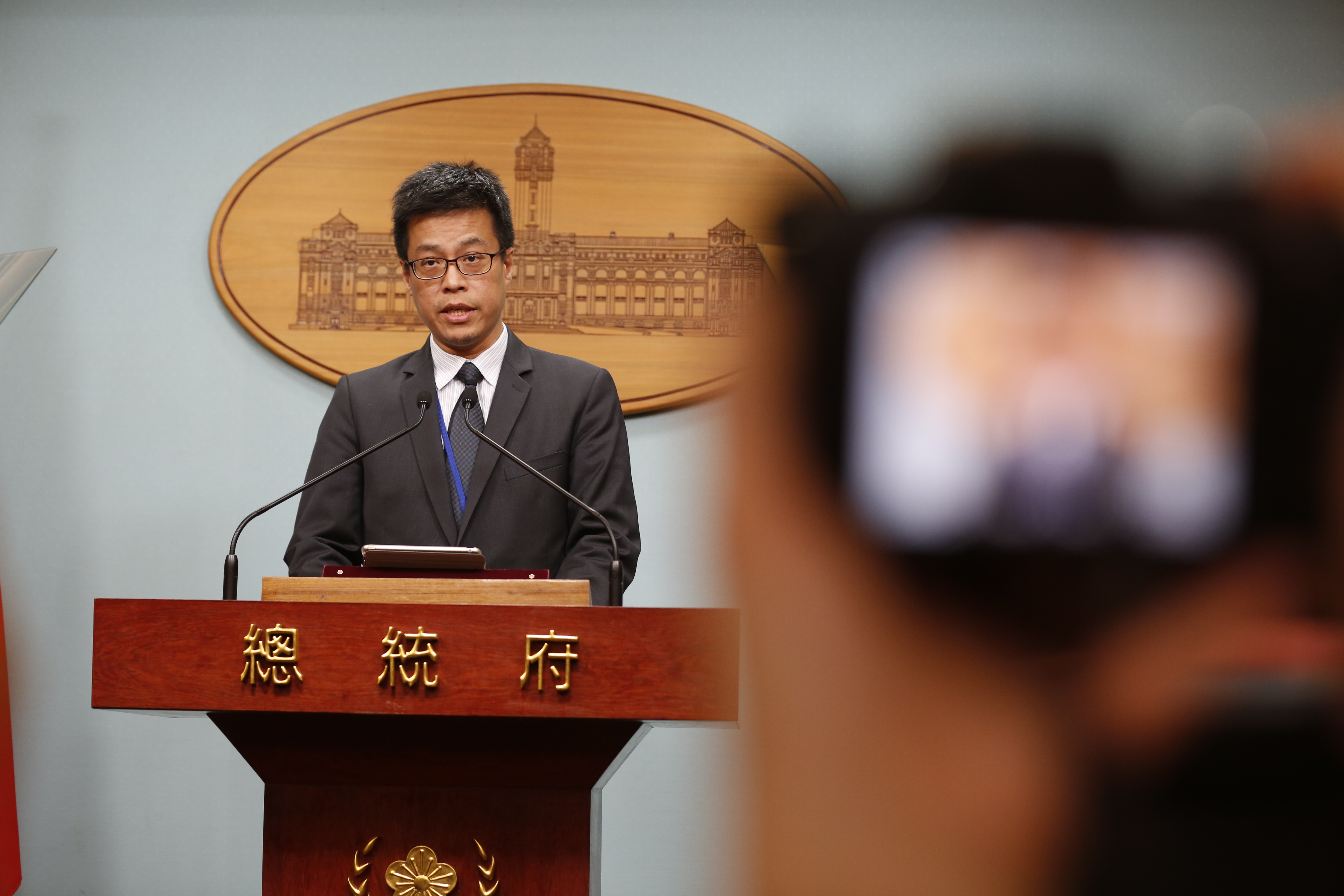 總統府副祕書長黃重諺今透露他認為未來總統必須具備3項核心能力，即國際、經濟和信任。（本刊資料照）