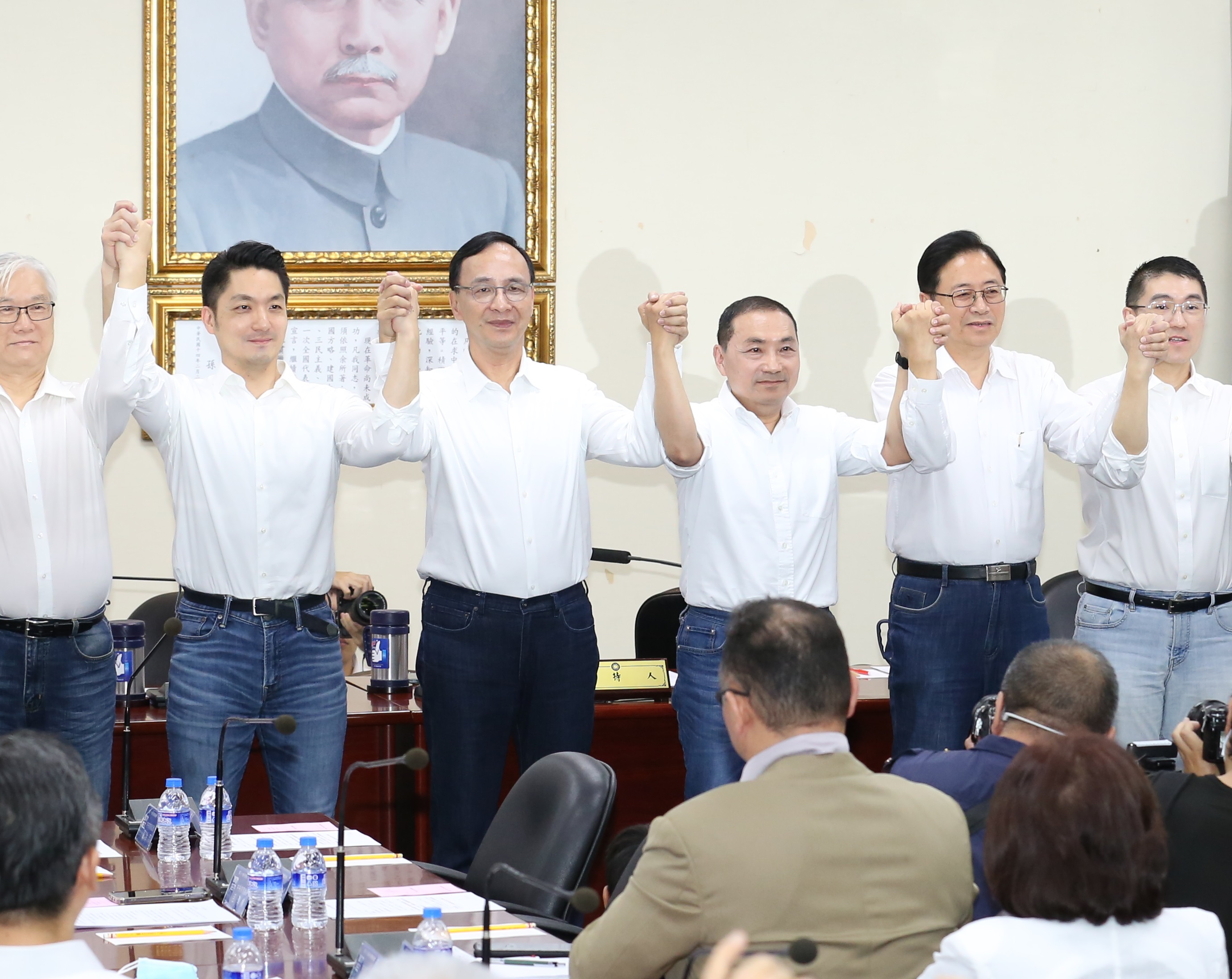 國民黨昨正式徵召侯友宜參選2024總統，黨內人士透露，朱立倫事前曾2度與郭台銘會面商討此事，達成決議。