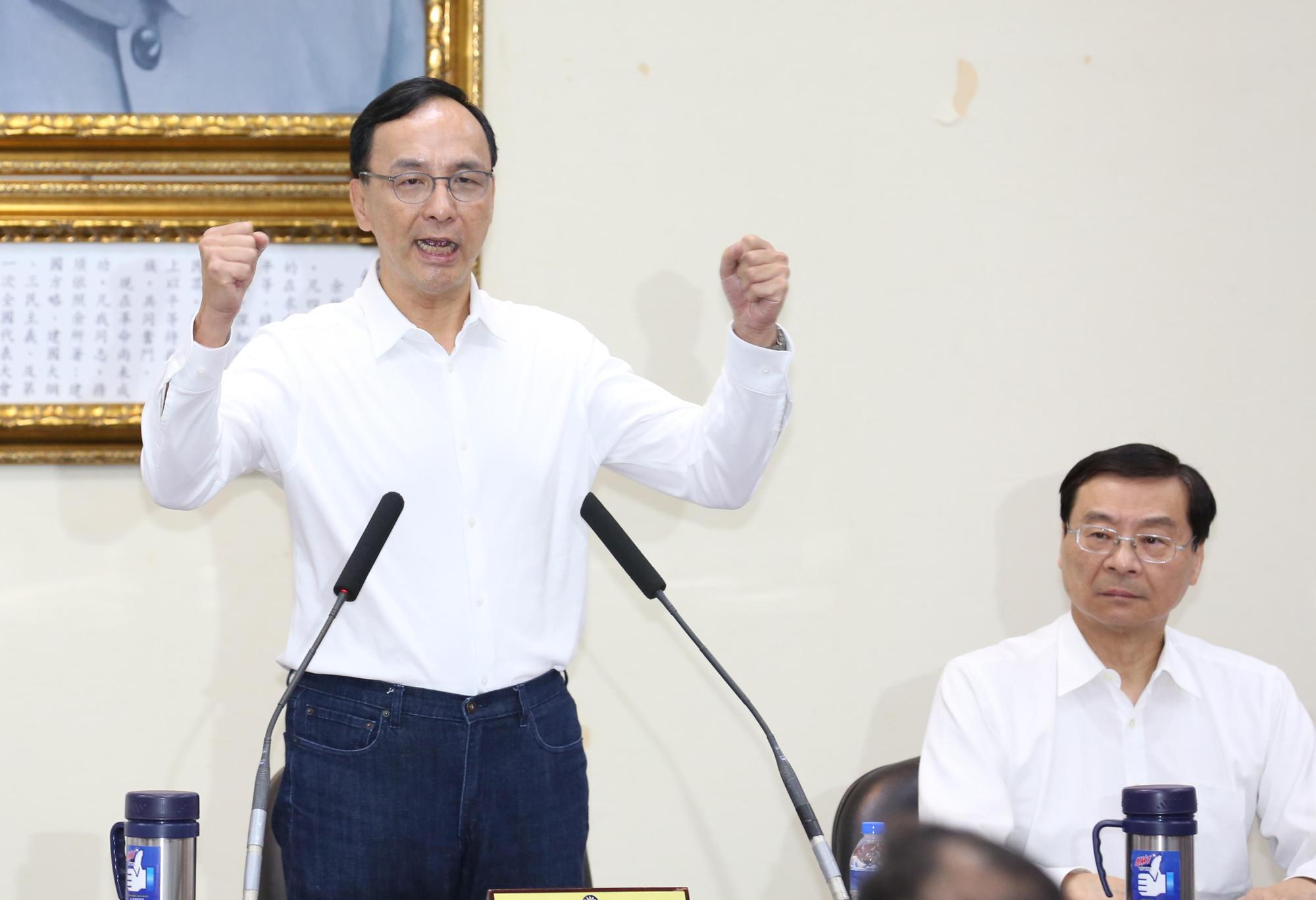 朱立倫昨在中常會中宣布徵召侯友宜,引發黨內挺郭派不滿。