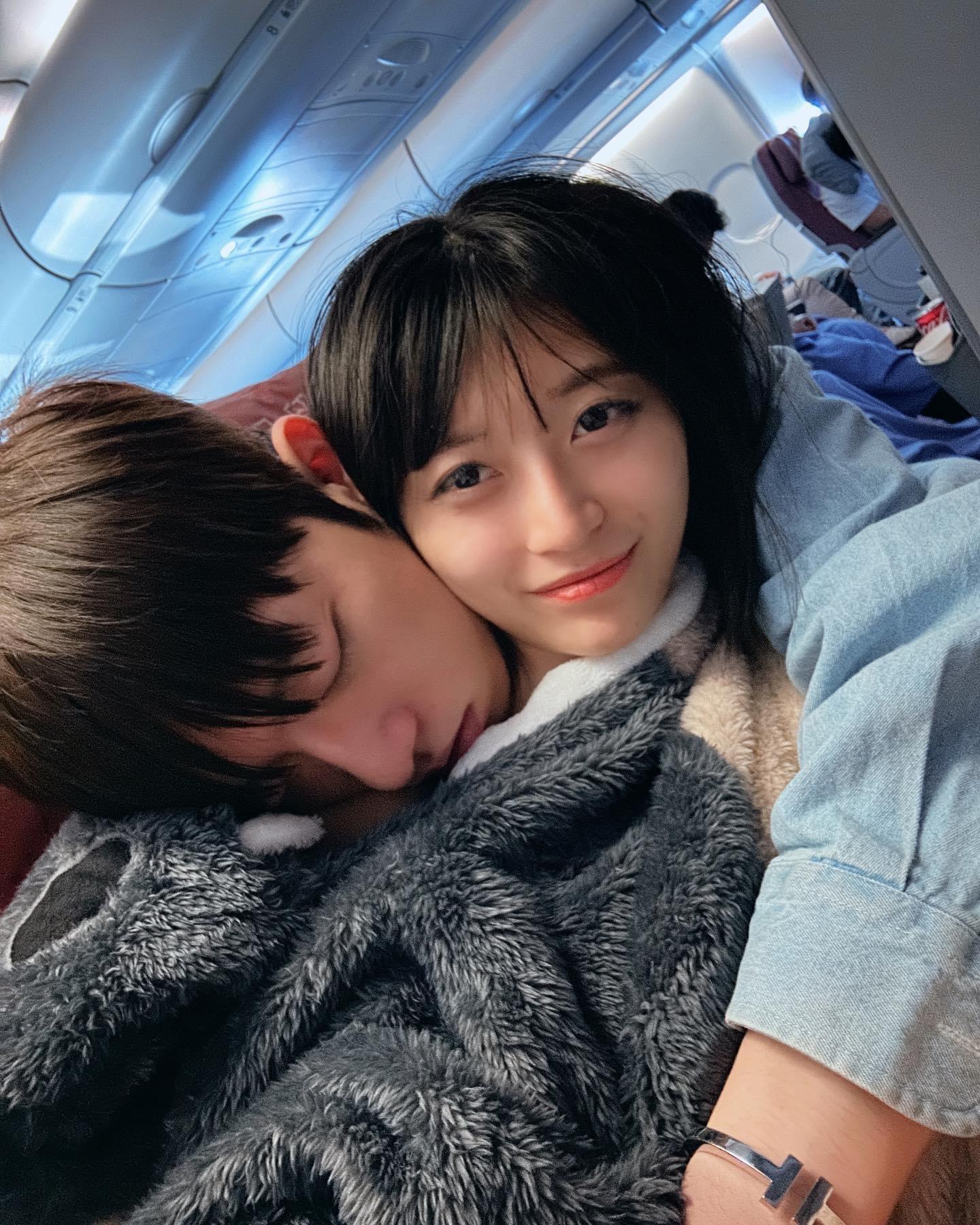 未婚夫A先生從後熊抱祈錦鈅,兩人相當甜蜜。(翻攝祈錦鈅臉書)