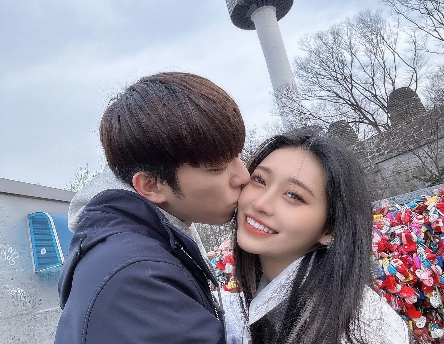 祈錦鈅放閃小她1歲的未婚夫A先生，男方親吻她臉頰。（翻攝祈錦鈅臉書）