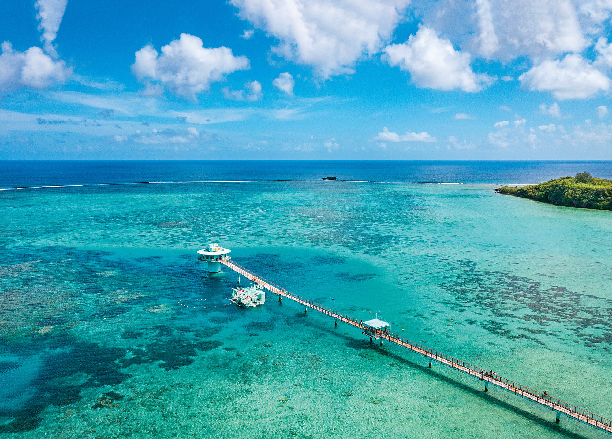 「魚眼海洋公園」位於關島五大海洋保護區域之一的皮提炸彈洞（Piti Bomb Holes），這裡水質潔淨，海水就像調色盤上的藍色漸層，繽紛迷人。
