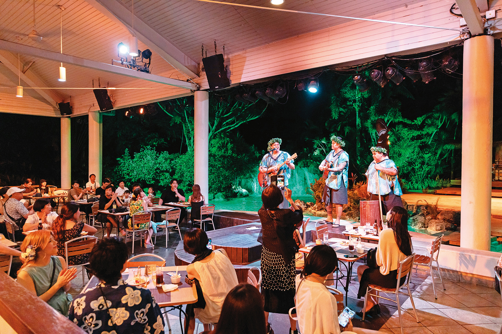 一邊品嘗自助晚餐，還能一邊欣賞音樂演出。