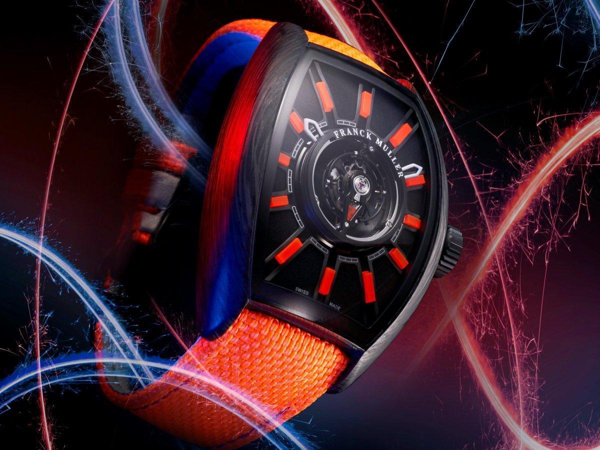 FRANCK MULLER Curvex CX Flash Grand Central Tourbillon 品牌自創「中置陀飛輪」結構,擁有非常獨特的「堆疊式」時間顯示方式,其時、分針以環形結構,圍繞於中央飛行陀飛輪運行,如有一座圓塔,視覺效果相當特殊。而全新設計的螢光時標,更採用汽車車燈的特殊增光材質,在黑暗中更加閃亮。有紅、橙、綠與青多色選擇。