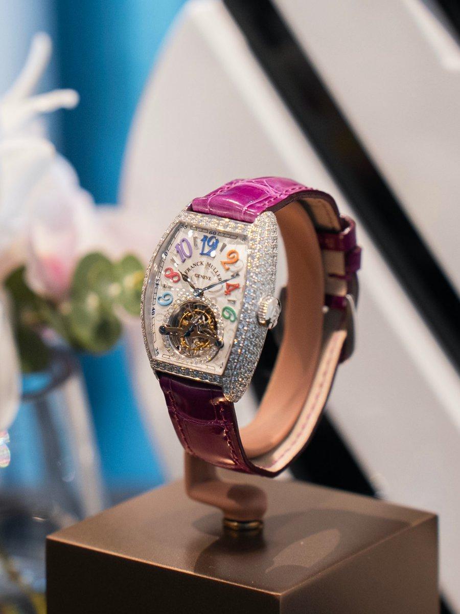 FRANCK MULLER Cintrée Curvex Retrograde Hour Tourbillon,是品牌首款將逆跳時針功能結合陀飛輪的女士腕錶,其讀時方式非常特別,逆跳時針以220度弧型運作,並在6點整逆跳重回起點,配合陀飛輪運作,玩賞性非常高。