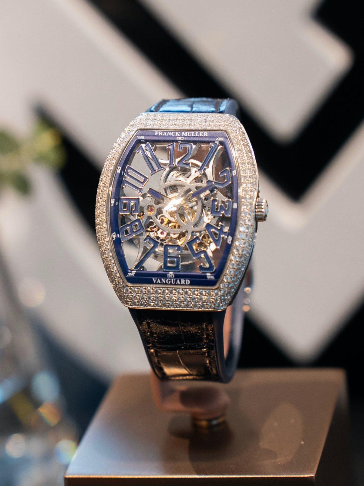 FRANCK MULLER Vanguard Slim Skeleton 全新超薄腕錶採鏤空設計,搭載品牌首次製作的鏤空自動上鏈機芯,機芯厚度只有4.3毫米。為了與鏤空機芯的輪廓取得平衡,腕錶保留了Vanguard系列高辨識度的時標數字設計,與超薄機芯的錶橋結合,並鑲上華美鑽石。