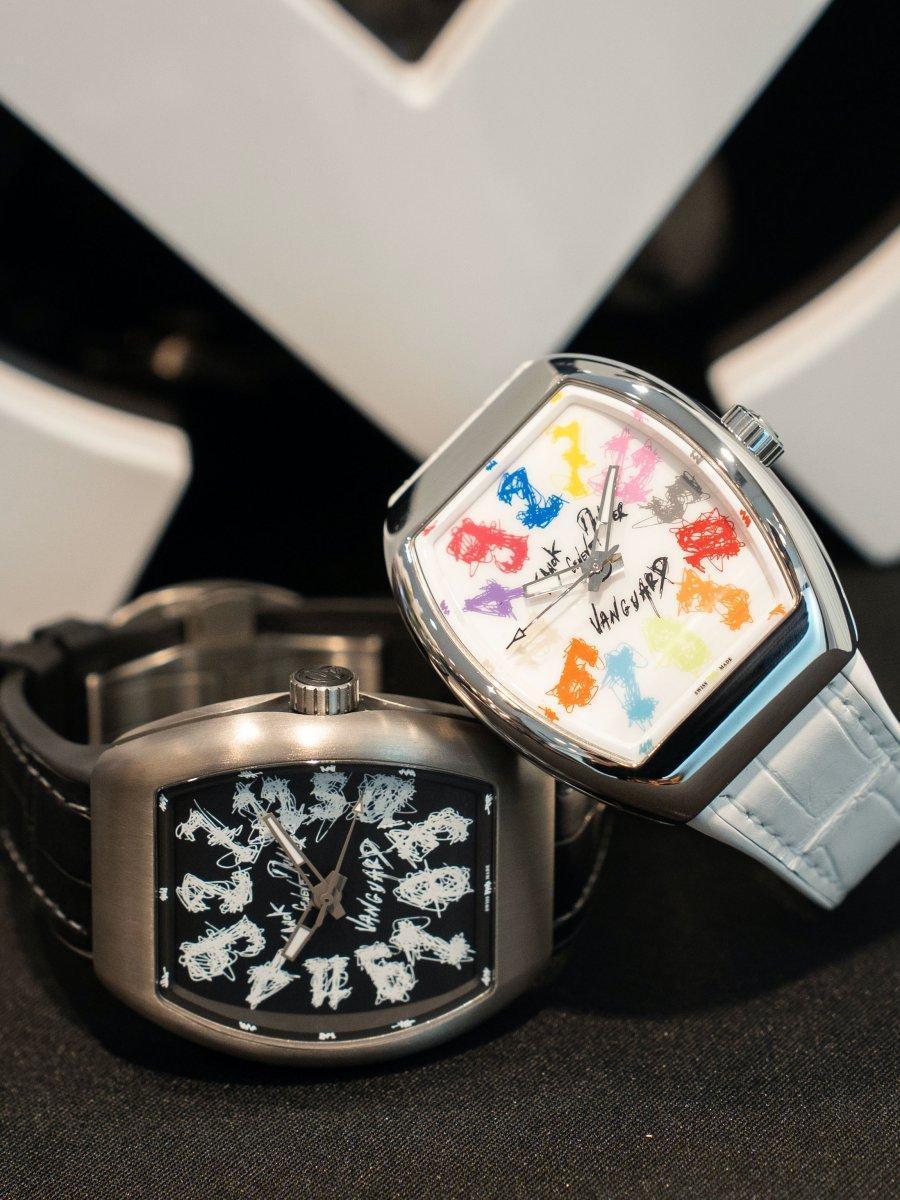 FRANCK MULLER Vanguard Crazy Hours by Hom Nguyen 為慶祝Crazy Hours誕生20週年,越南裔法國藝術家Hom Nguyen為此錶手繪面盤,讓原本已錯亂的「瘋狂小時」時標,顯得更具奇幻與藝術色彩。此錶款為FRANCK MULLER最著名的複雜功能,時針以每次5小時的規則進行跳時,讓人感受讀時的趣味之處。