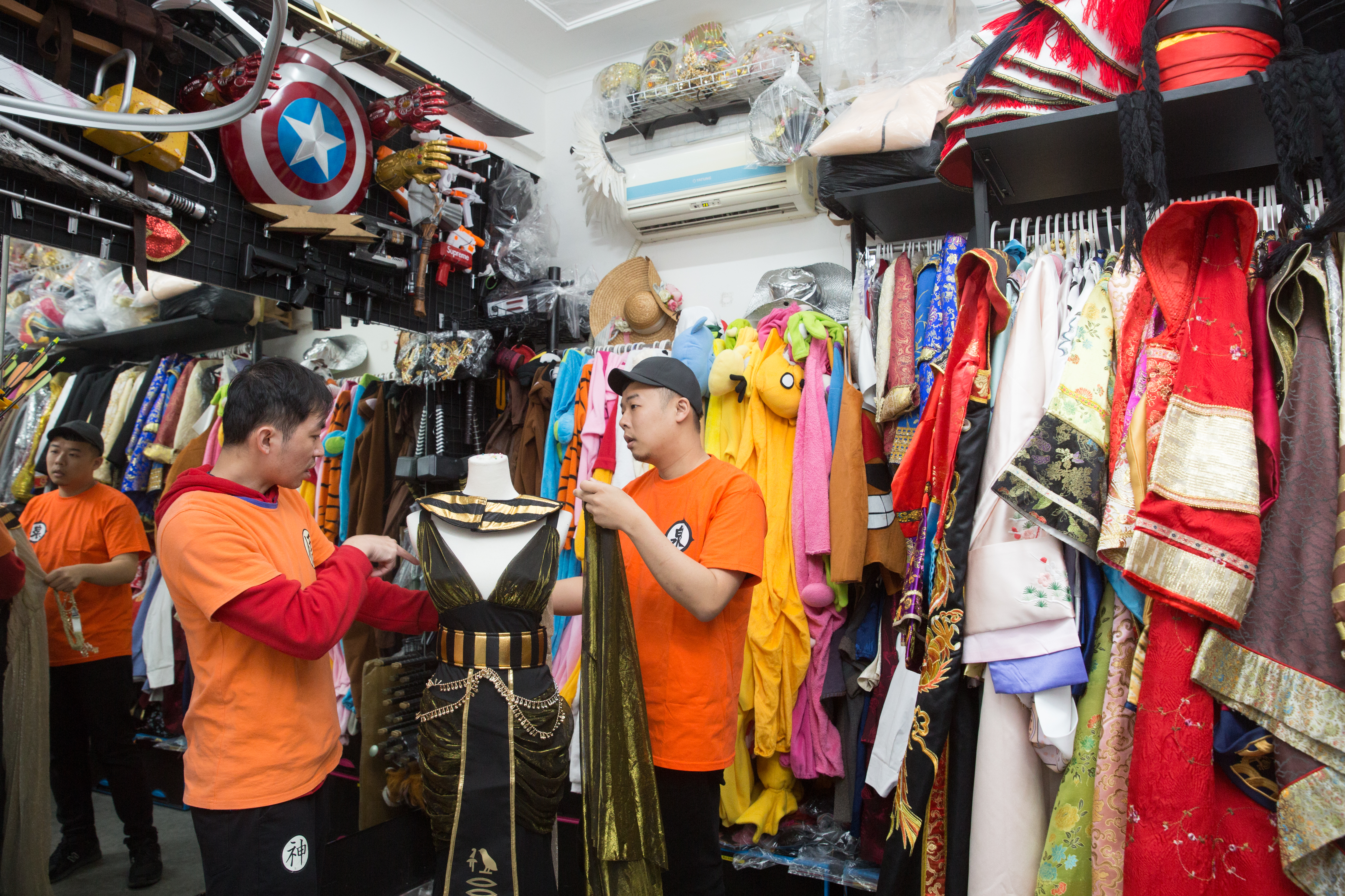 擁有創意靈感的李嘉泉(右)和擅長客服的副店長陳育中(左)合夥創立神龍,深受年輕族群喜愛。