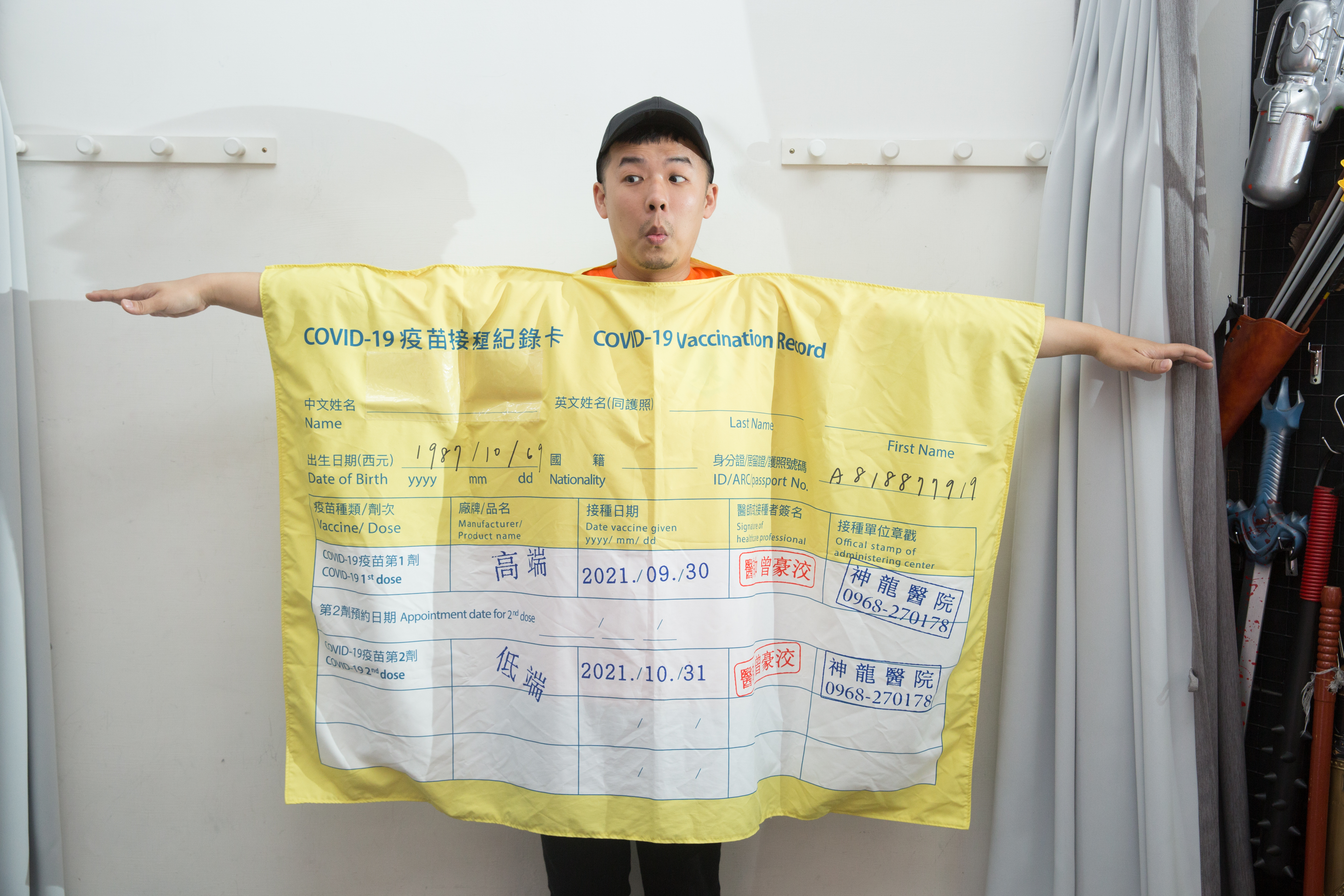 李嘉泉開發許多創意角色的變裝服飾，例如疫情嚴峻時，他做出疫苗接種紀錄卡，讓變裝可以延伸更多可能。