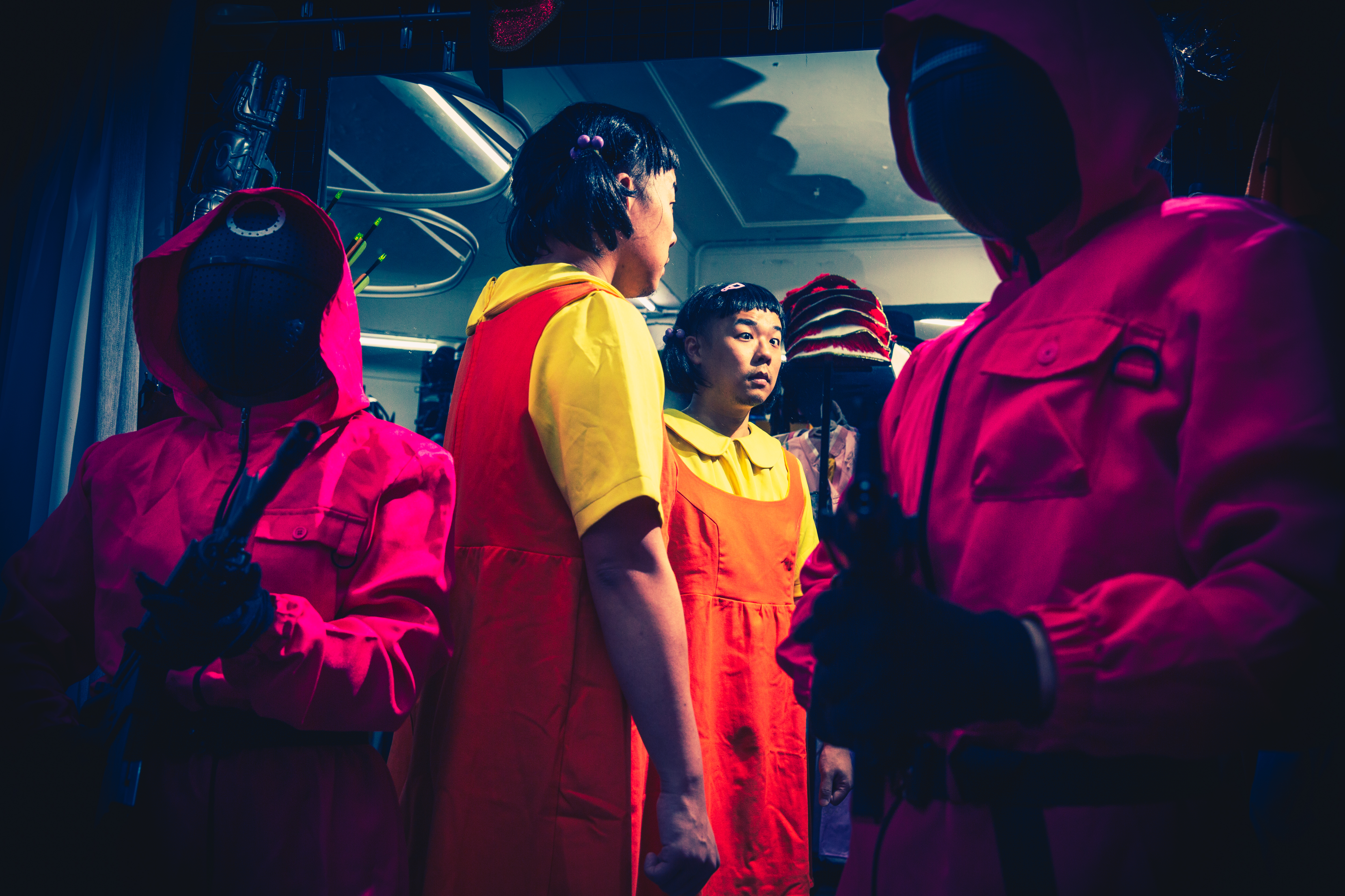 李嘉泉（中）創神龍變裝店，在韓劇〈魷魚遊戲〉爆紅時，首創出租木頭人小女孩的服飾，引領同業跟風。