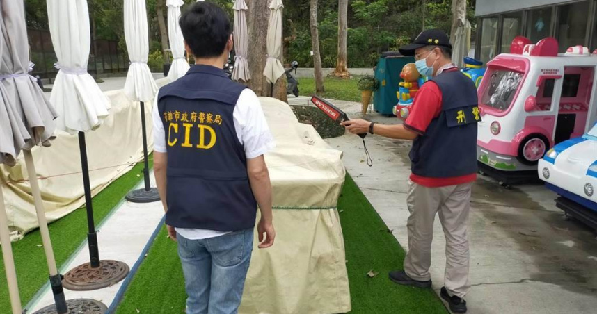 壽山動物園收到炸彈警告，警方全面巡檢壽山動物園場域。（翻攝畫面）