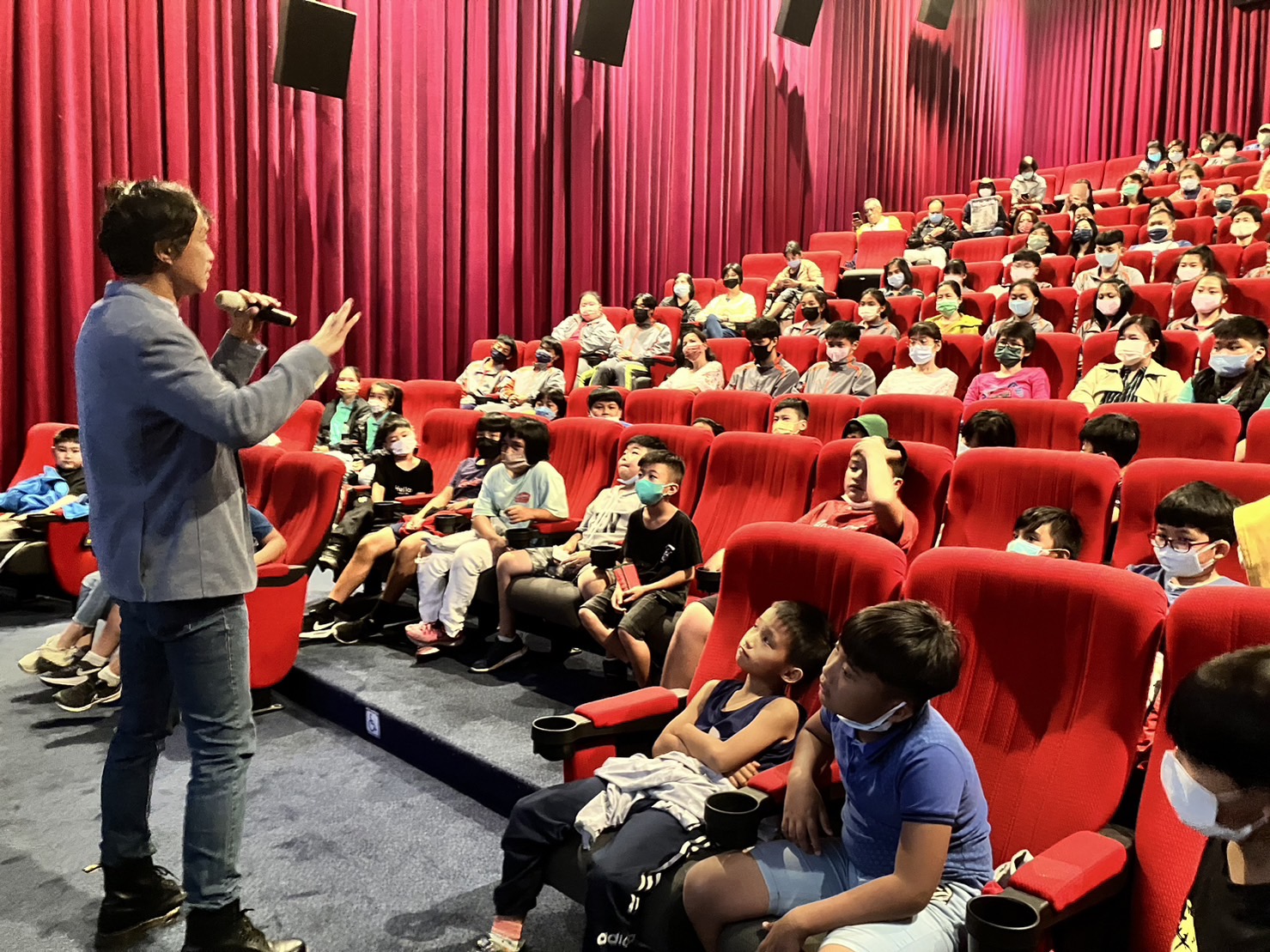 詹家龍出席《消失的紫斑蝶》兒童場特映,與學童觀眾互動。(翻攝自《消失的紫斑蝶》官方臉書)