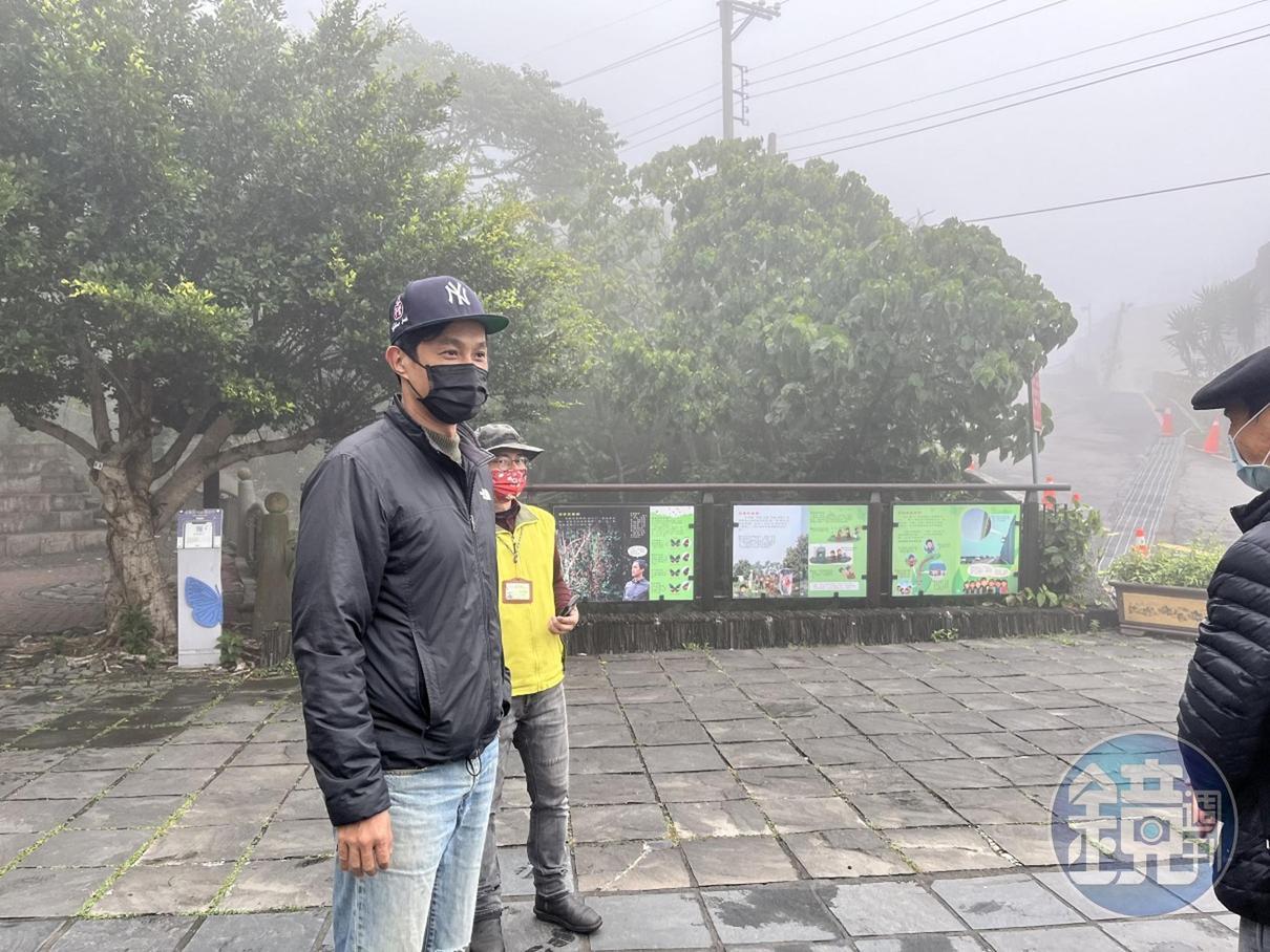 詹家龍(左1)在高雄茂林研究紫斑蝶多年。(詹家龍提供)