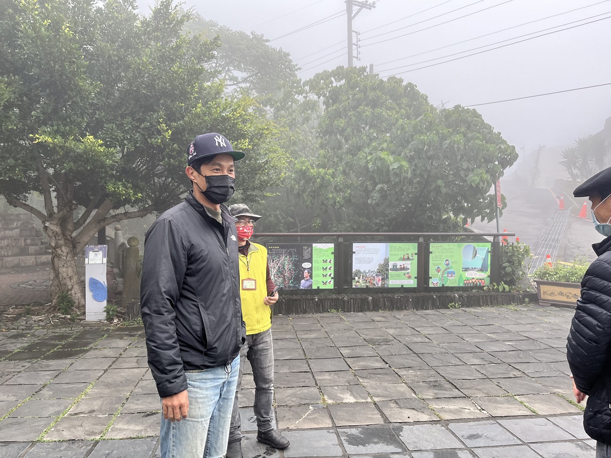 詹家龍(左1)在高雄茂林研究紫斑蝶多年。(詹家龍提供)