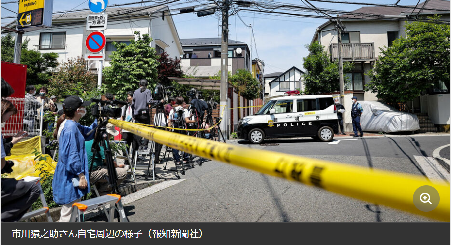 市川猿之助住家外拉起防線,更有數十家媒體守候。(翻攝自報知新聞)