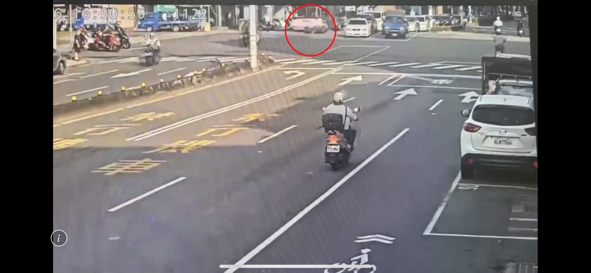 公車因未注意燈號變換，煞車不及追撞前方機車。（翻攝畫面）