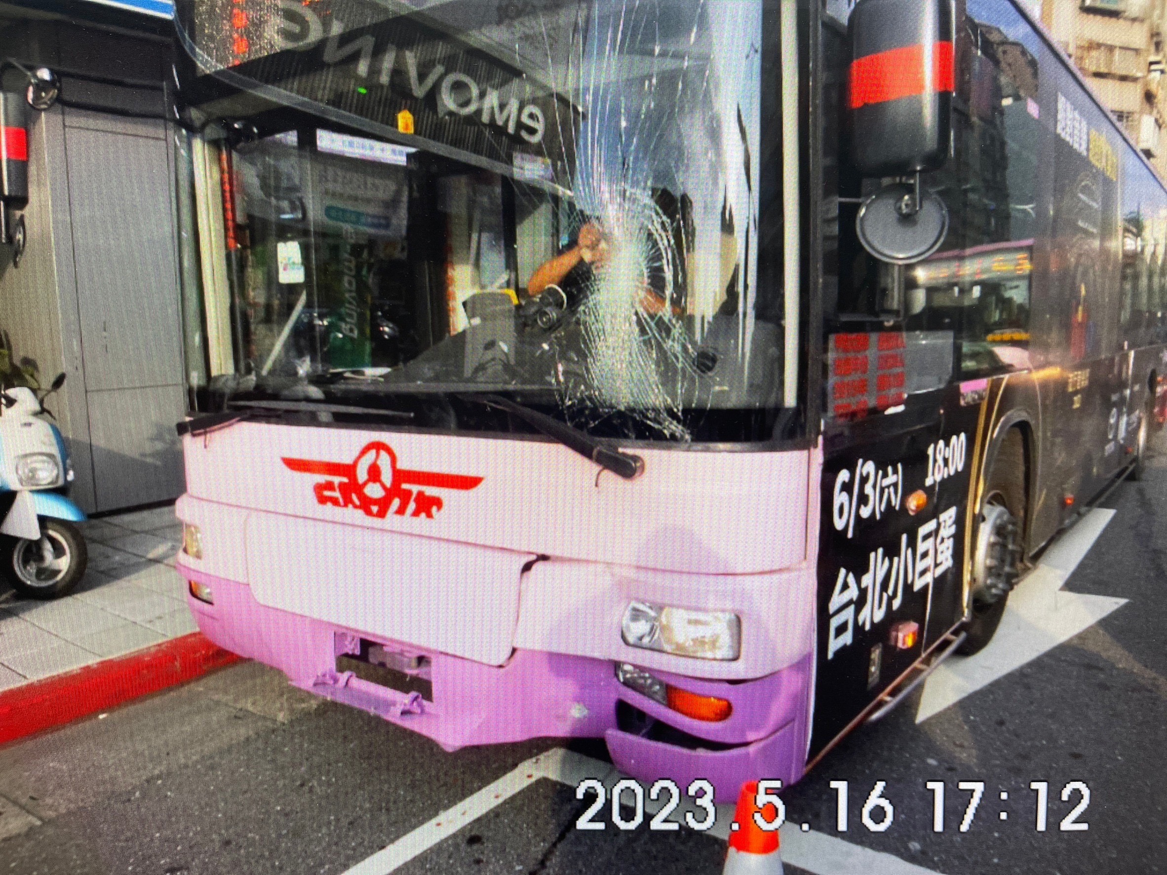 公車車頭因撞擊造成多處損毀。（翻攝畫面）