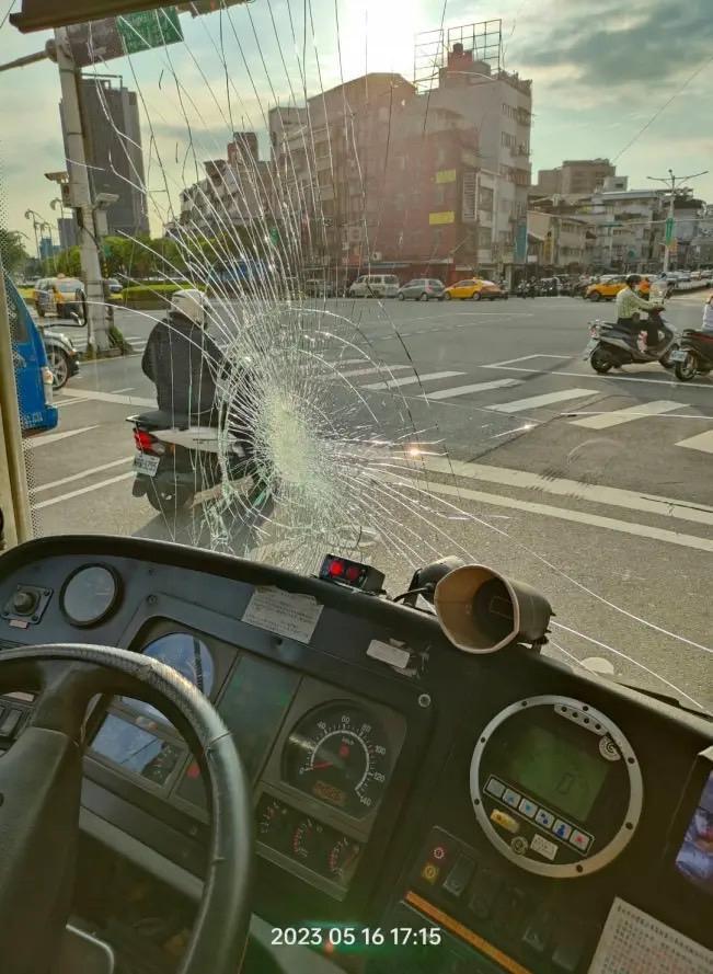 公車擋風玻璃碎裂,車上血跡斑斑。(翻攝自記者爆料網)