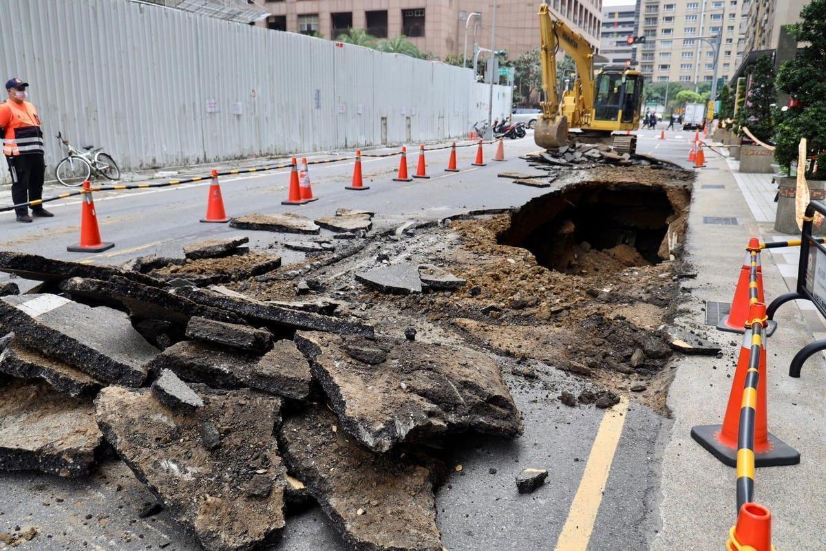 疑似造成竹北天坑的「豐采520」工地建商疑似偷偷復工,遭到新竹縣政府重罰。(翻攝自鄭朝方臉書)