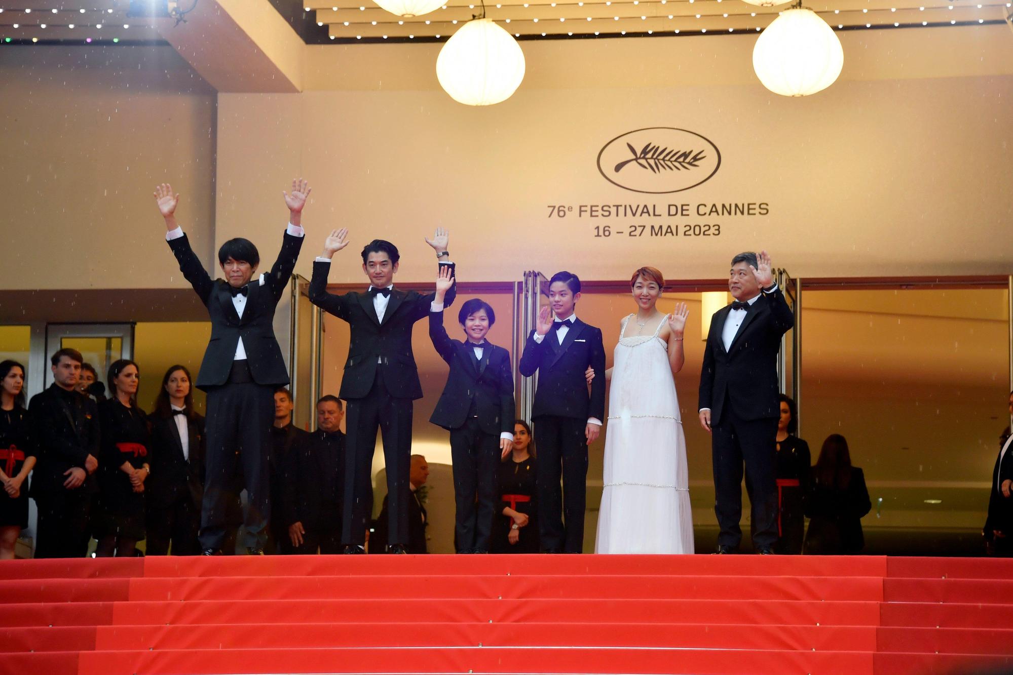 編劇坂元裕二(左起)、永山瑛太、柊木陽太、黑川想矢、安藤櫻、導演是枝裕和現身坎城影展。(翻攝自《怪物》Twitter)