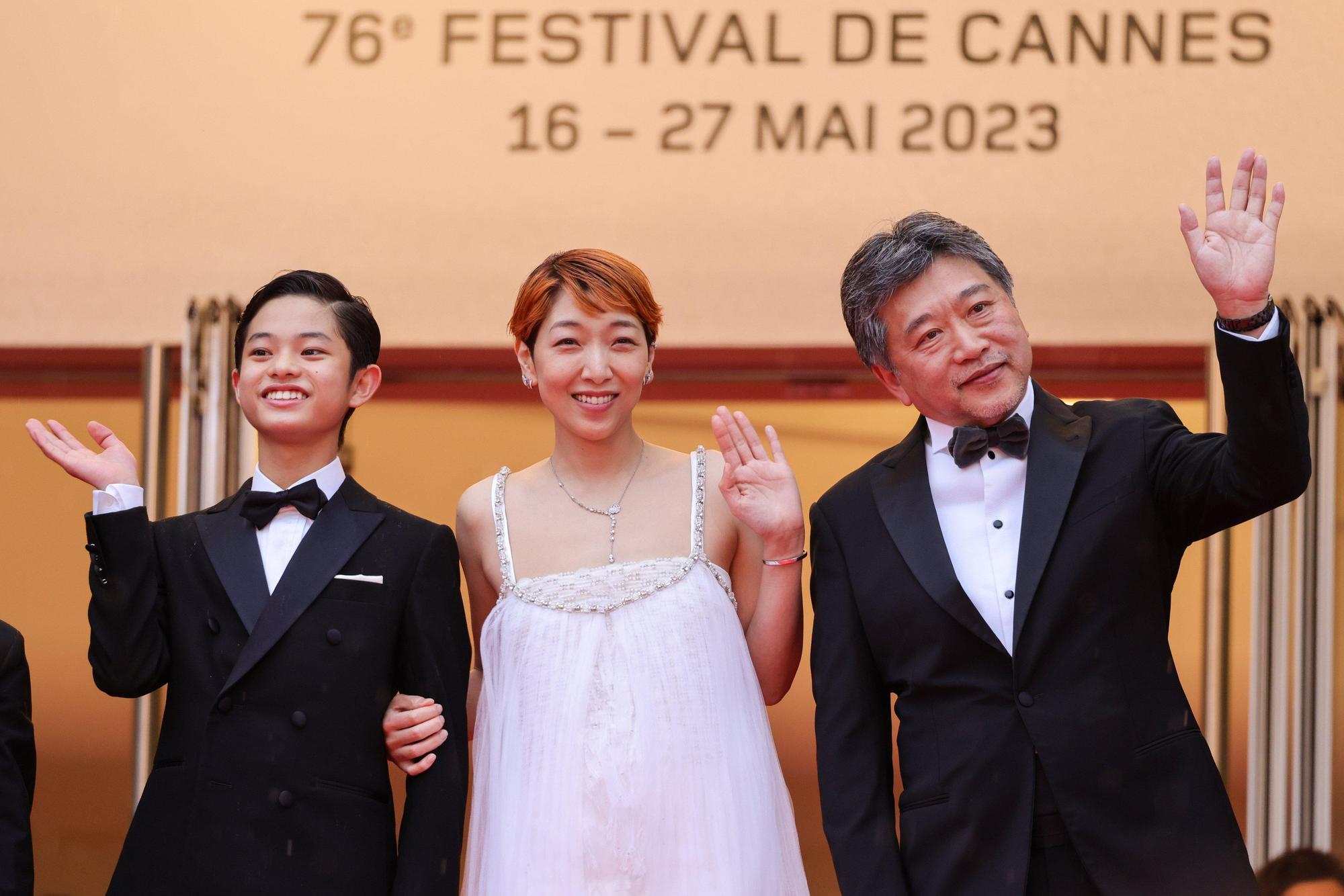 是枝裕和導演(右)新片《怪物》入圍第76屆坎城影展競賽片,女主角安藤櫻(中)與黒川想矢一起出席首映。(翻攝自《怪物》Twitter)