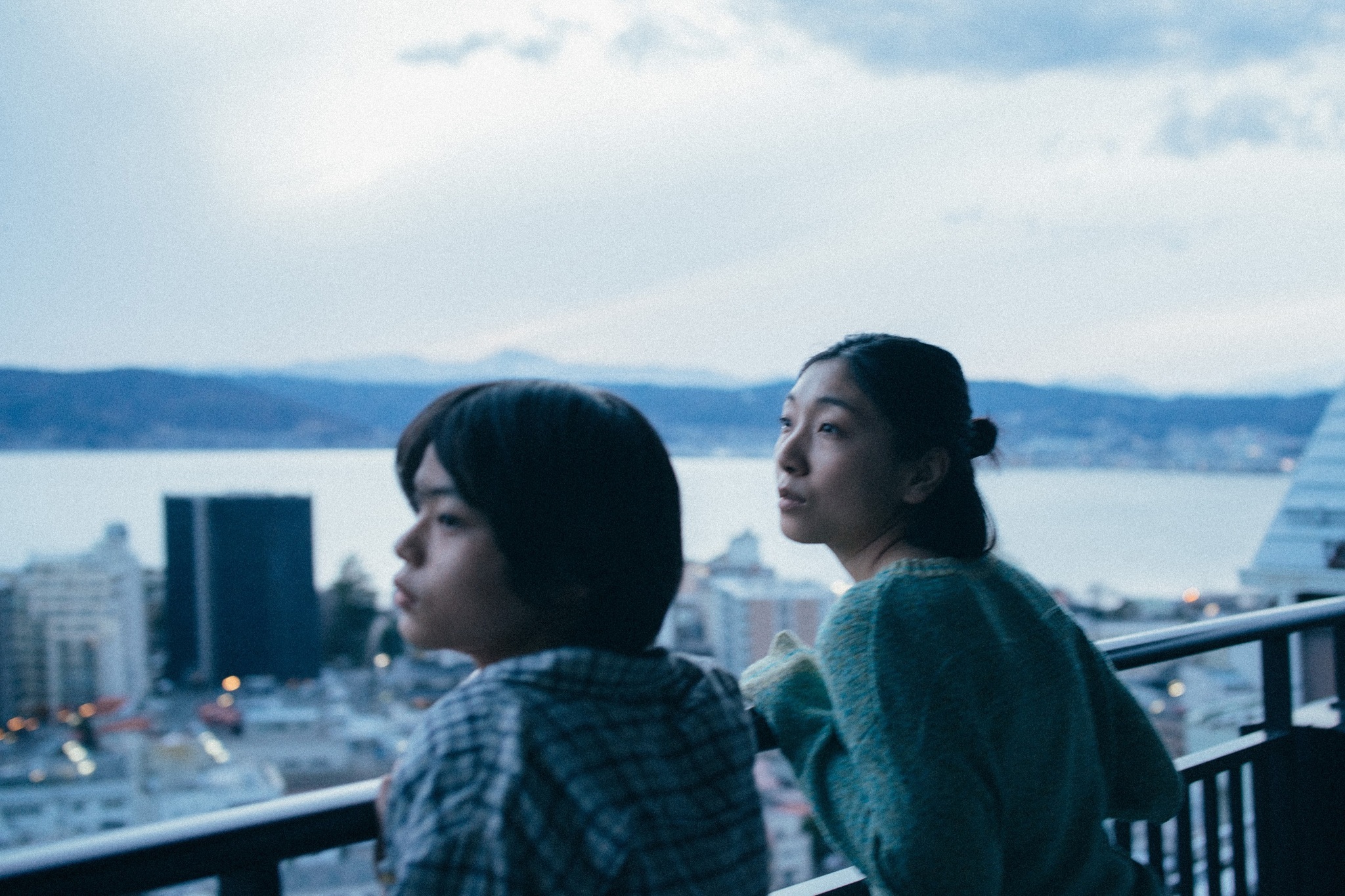 安藤櫻（右）主演《怪物》是是枝裕和睽違5年執導的日本電影，由坂元裕二擔任編劇。（車庫娛樂提供）
