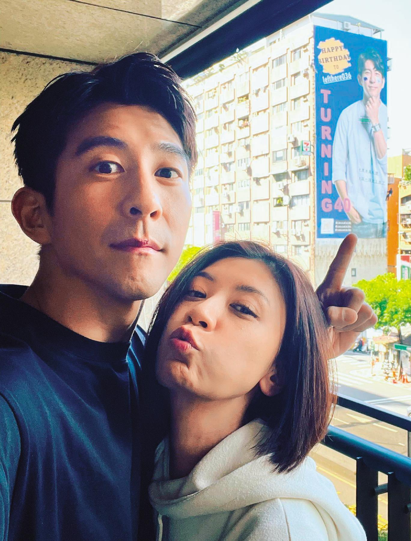 修杰楷（左）40歲生日時，賈靜雯（右）的慶生文中充滿甜蜜，也打趣說：「出門旅行，朋友們都說可以沒有我，但一定要有他。」（翻攝自修杰楷臉書）