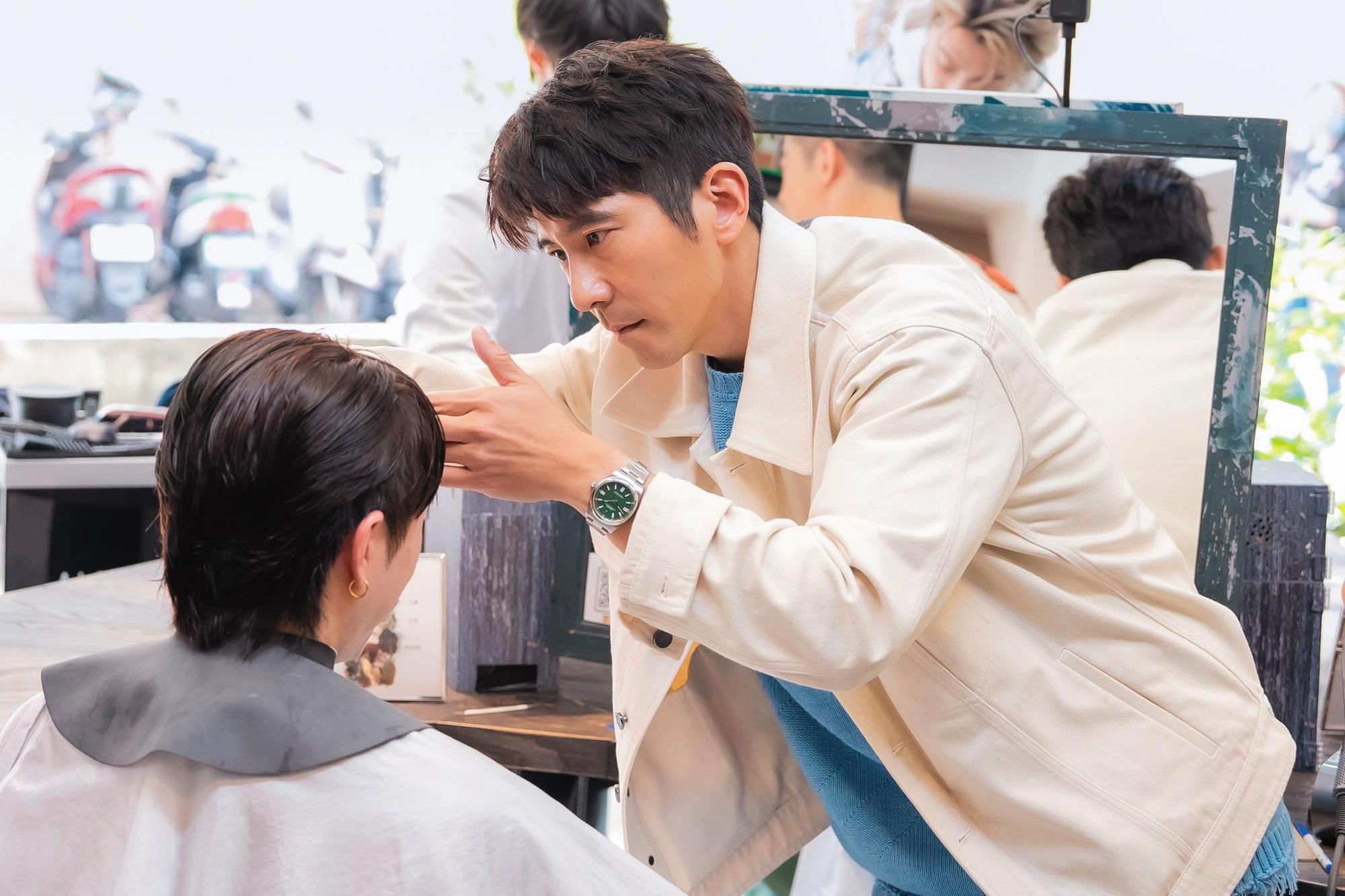 在《來吧！營業中》第2季擔任實習髮型師，不是演出，而是要真的剪髮，這讓修杰楷步步都很緊張。（翻攝自《來吧！營業中》臉書）