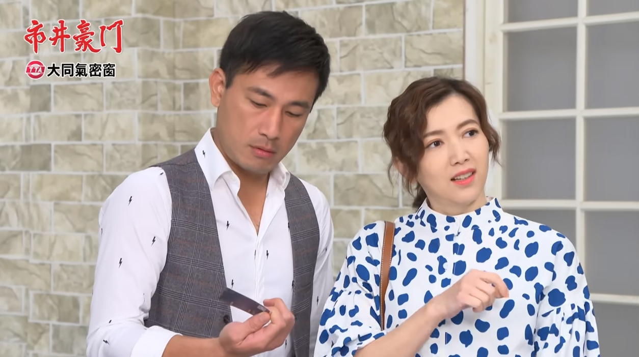 廖家儀在《市井豪門》是里長，兒子傅子純常協助幫她處理里民事務。（民視提供）
