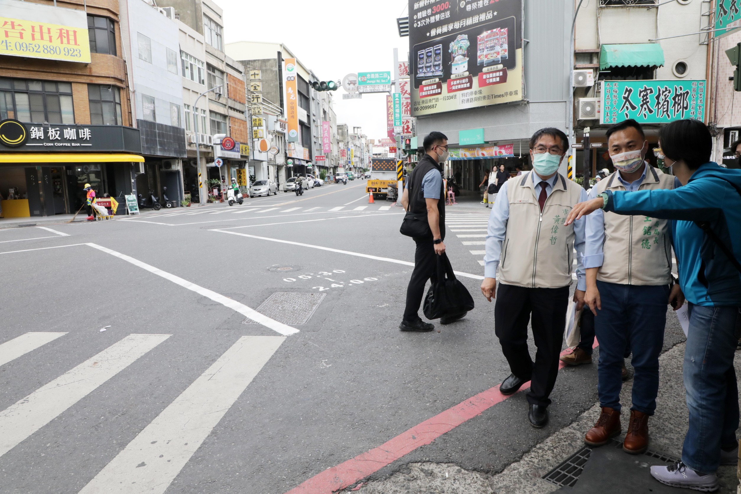 黃偉哲視察日前台南女童交通事故現場，指示全市交通以行人優先全面改善。（台南市政府提供）