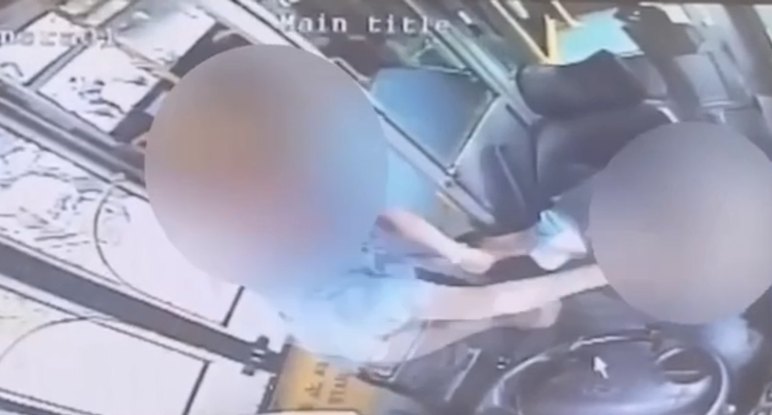 印男對公車司機施暴，造成司機頭臉挫傷濺血。（翻攝畫面）