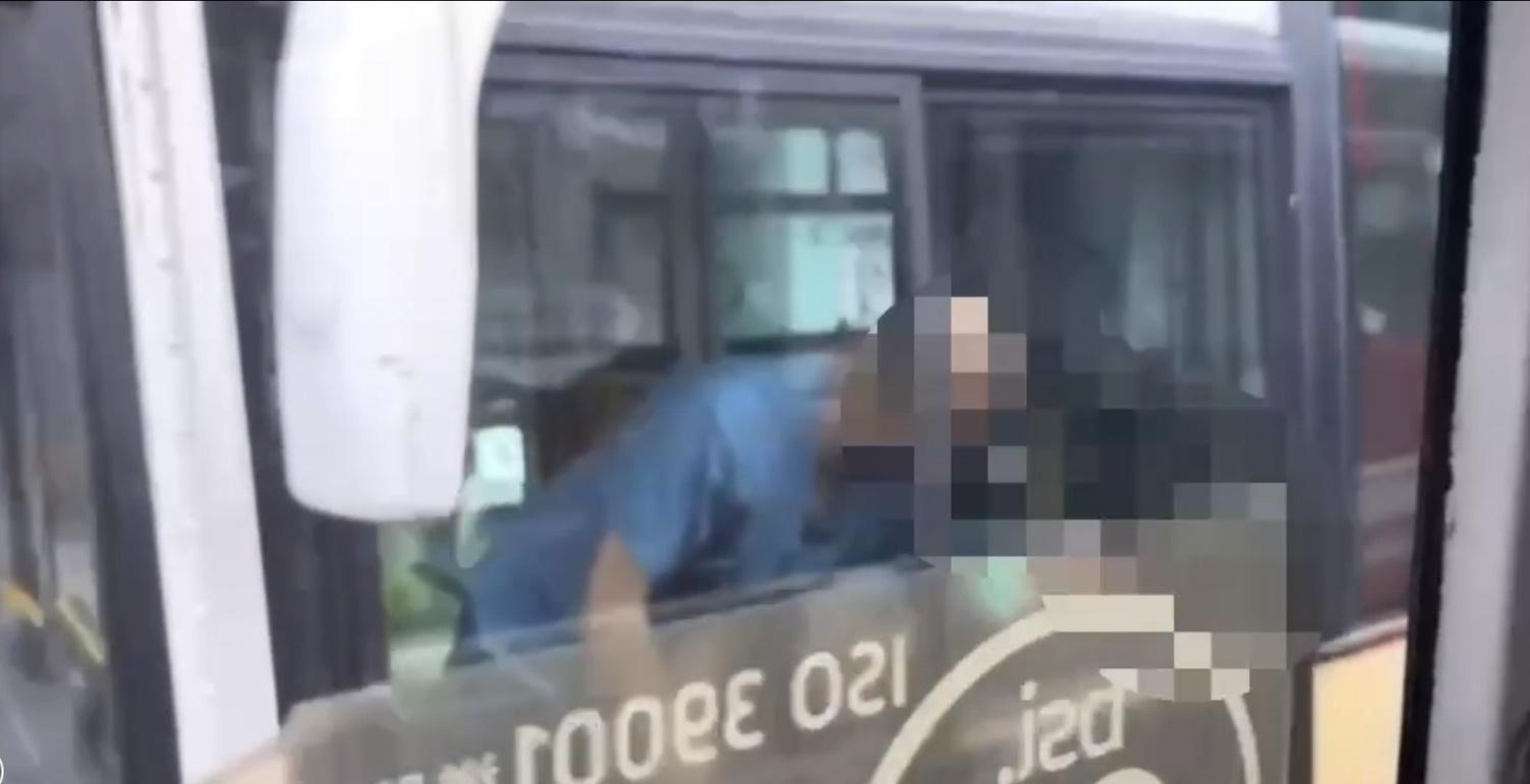 印姓男子不滿公車司機不給下車,失控暴打司機。(翻攝畫面)