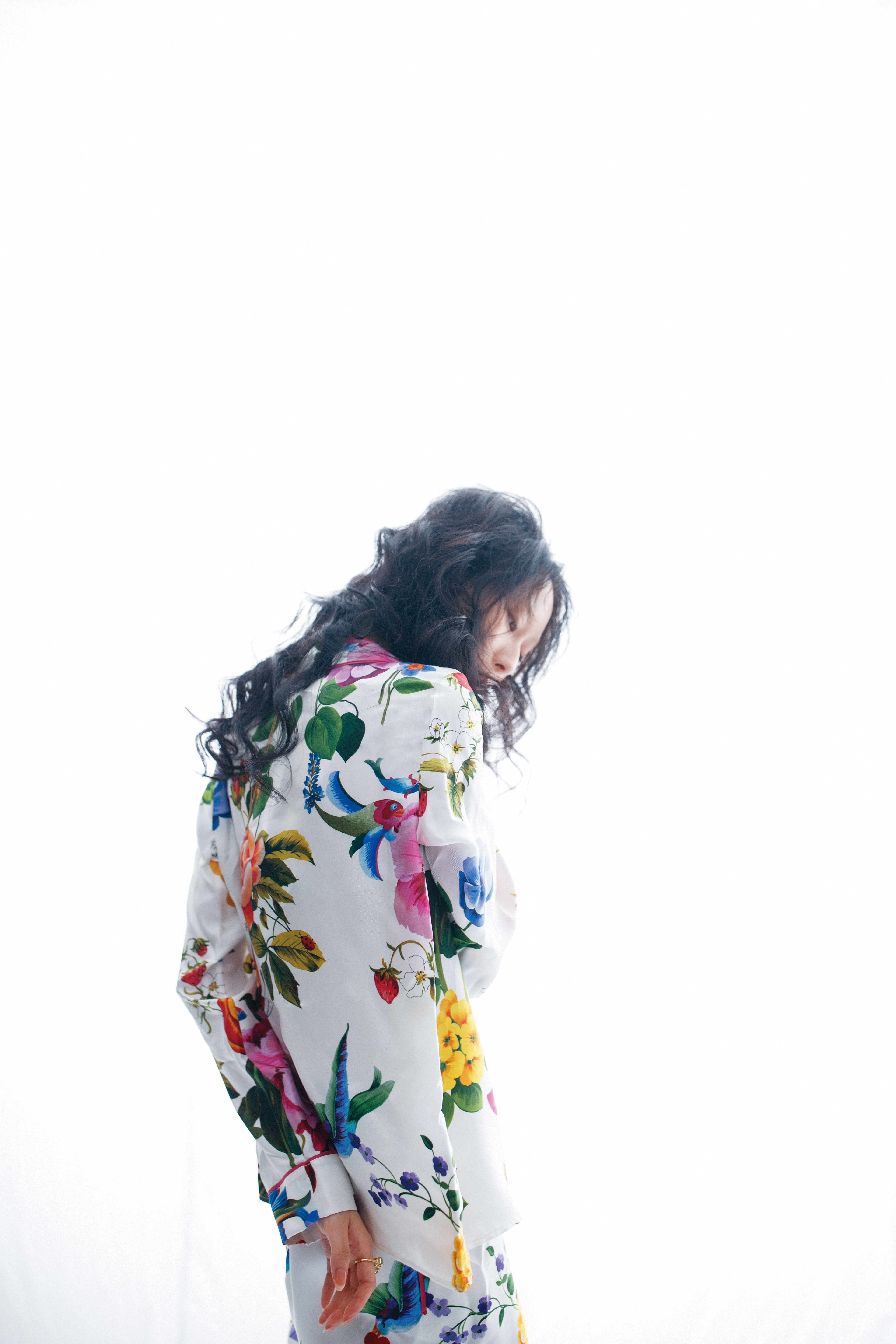 印花絲質襯衫 NT$22,900 by Weekend Max Mara 印花絲質長褲 NT$23,100 by Weekend Max Mara Millenia戒指 NT$4,250 by SWAROVSKI