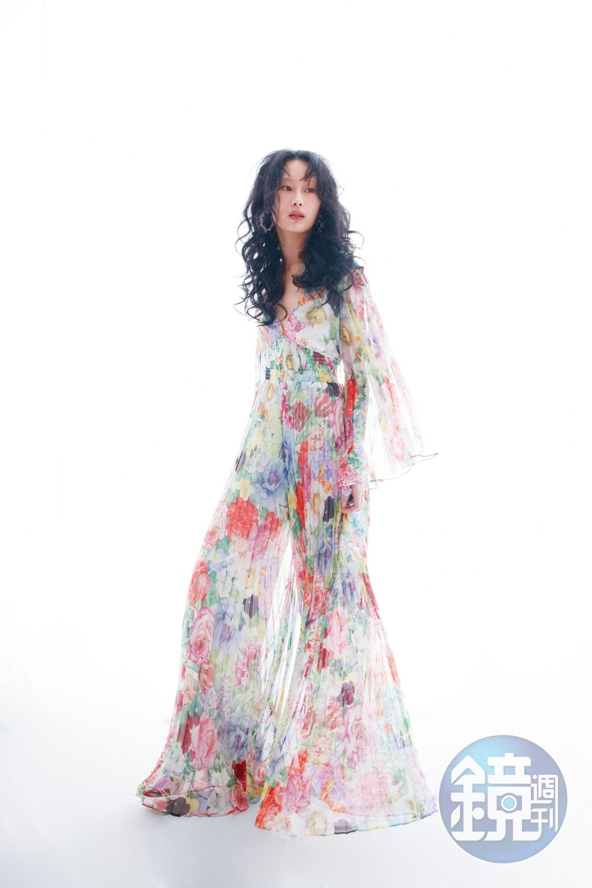 花卉雪紡連身褲 NT$26,900 by Alice + Olivia 白色印花跟鞋 價格店洽 by LOEWE Gema大圈耳環 NT$6,850 by SWAROVSKI Curiosa戒指 NT$10,000 by SWAROVSKI