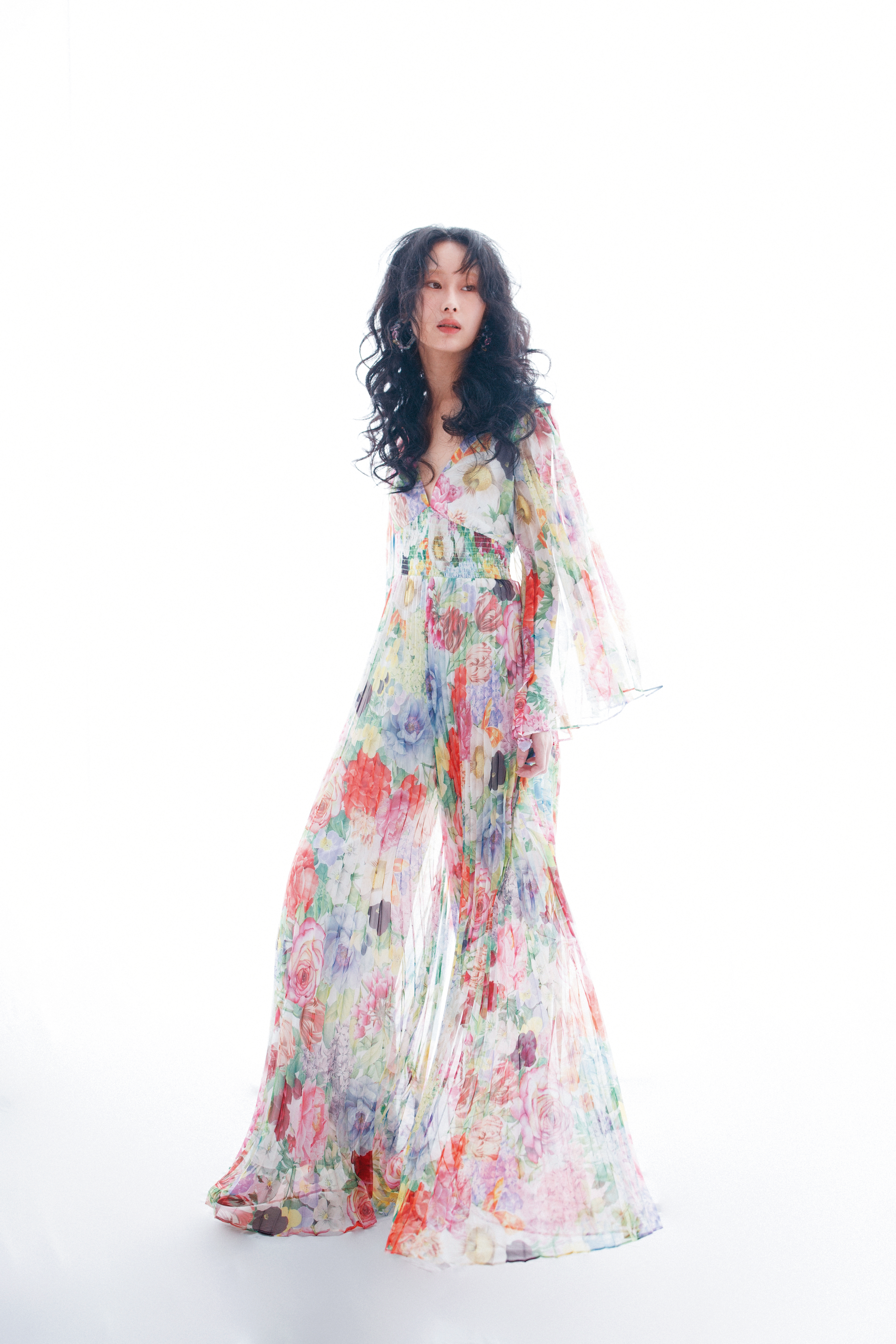 花卉雪紡連身褲 NT$26,900 by Alice + Olivia 白色印花跟鞋 價格店洽 by LOEWE Gema大圈耳環 NT$6,850 by SWAROVSKI Curiosa戒指 NT$10,000 by SWAROVSKI