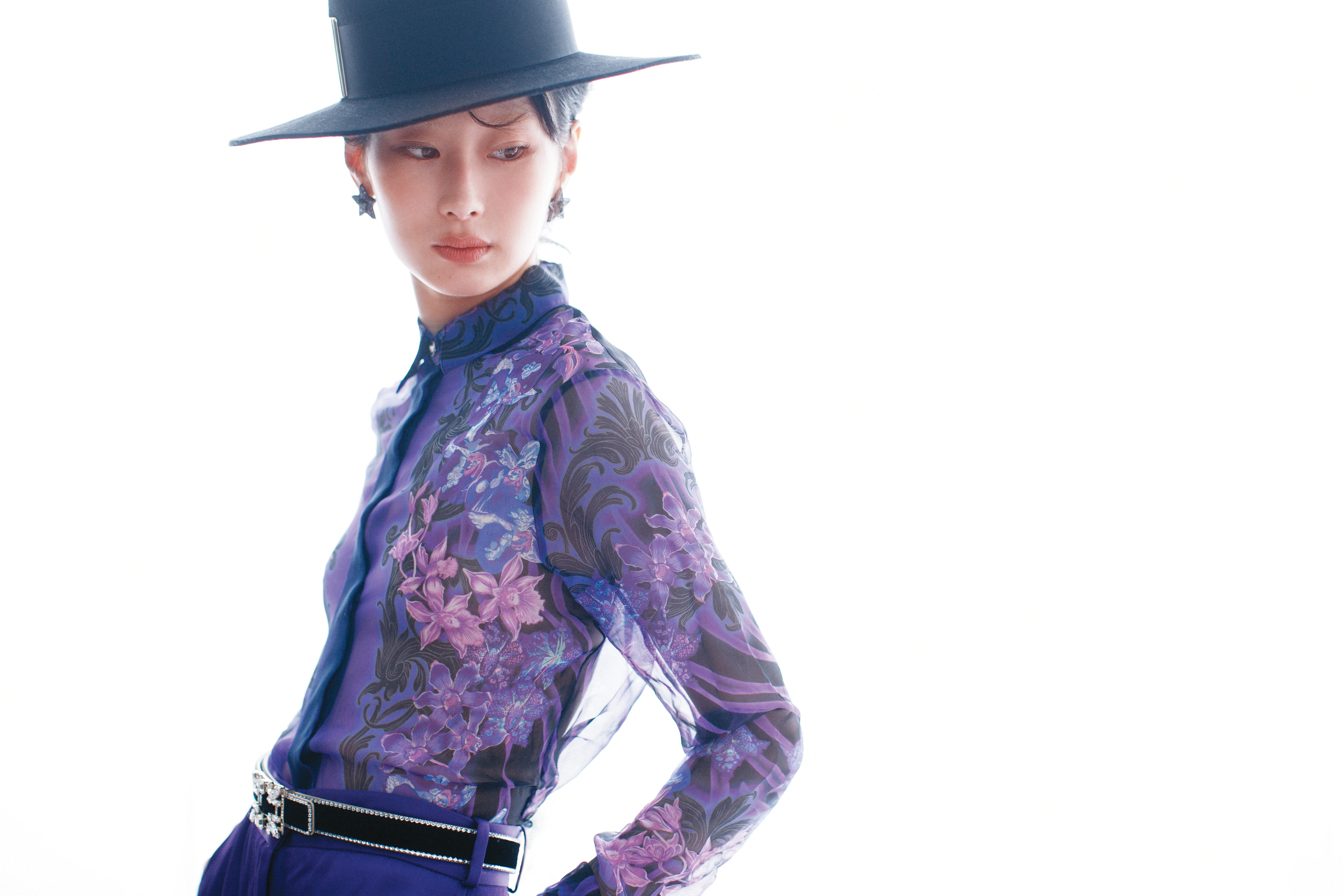 ORCHID BAROCCO輕薄絲質襯衫 NT$58,500 by VERSACE 堇紫色寬版工作褲 NT$61,000 by VERSACE 黑色羊毛金釦寬簷帽 NT$29,900 by Roger Vivier Galaxy水晶耳環 價格店洽 by VERSACE 凡爾賽鑽釦絲絨皮帶 NT$37,900 by Roger Vivier