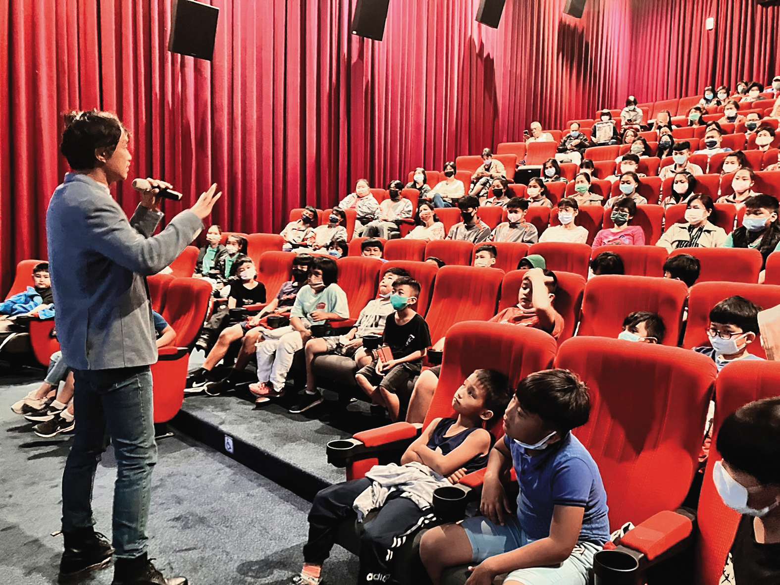 詹家龍出席《消失的紫斑蝶》兒童場特映,與學童觀眾互動。(翻攝自《消失的紫斑蝶》官方臉書)