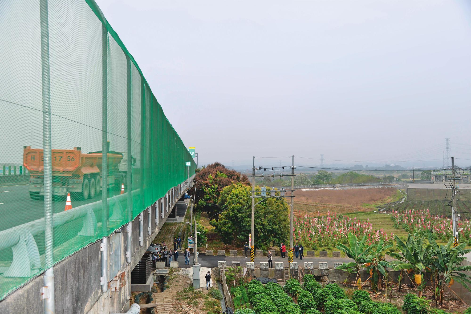 配合每年春天紫斑蝶北返棲地啟動「國道讓蝶道」機制，並在高速公路邊架設防護網。（翻攝自雲林縣政府網站）