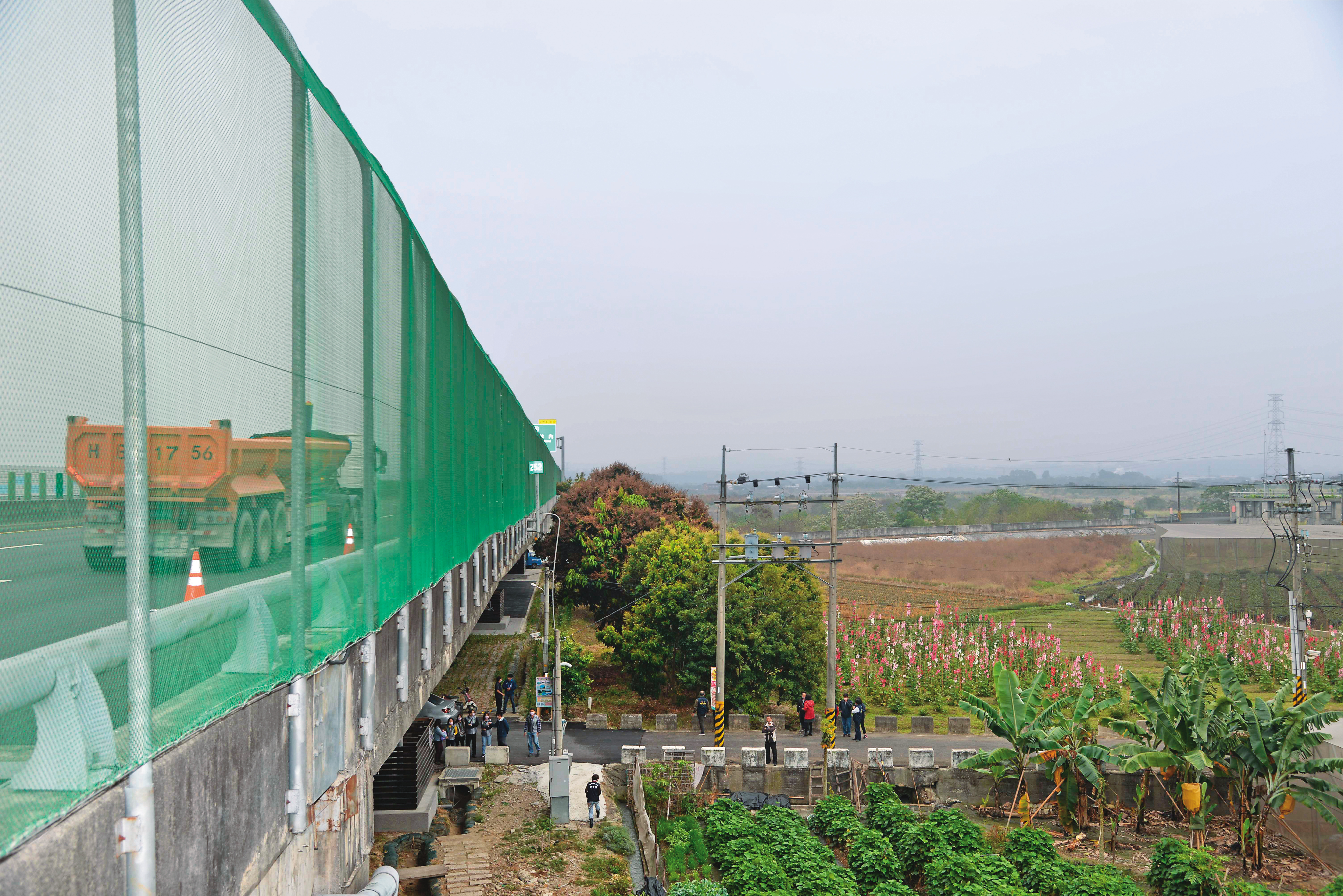 配合每年春天紫斑蝶北返棲地啟動「國道讓蝶道」機制,並在高速公路邊架設防護網。(翻攝自雲林縣政府網站)