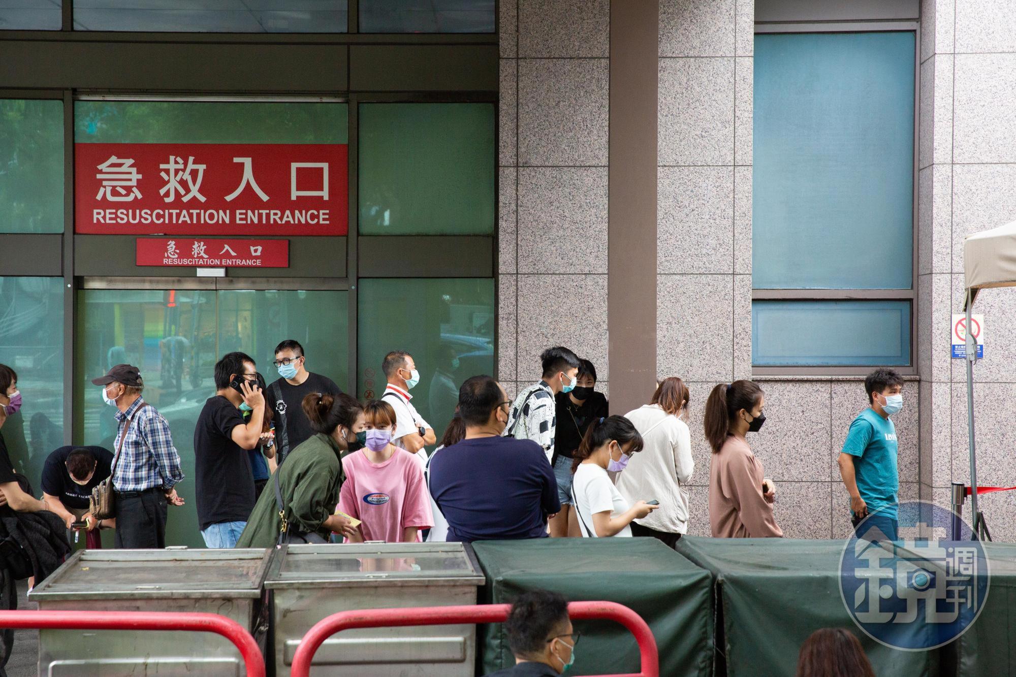 第四波COVID-19疫情來襲,羅一鈞透露,預估一路到6月底都會處於上升階段;圖為去年5月情形。(本刊資料照)