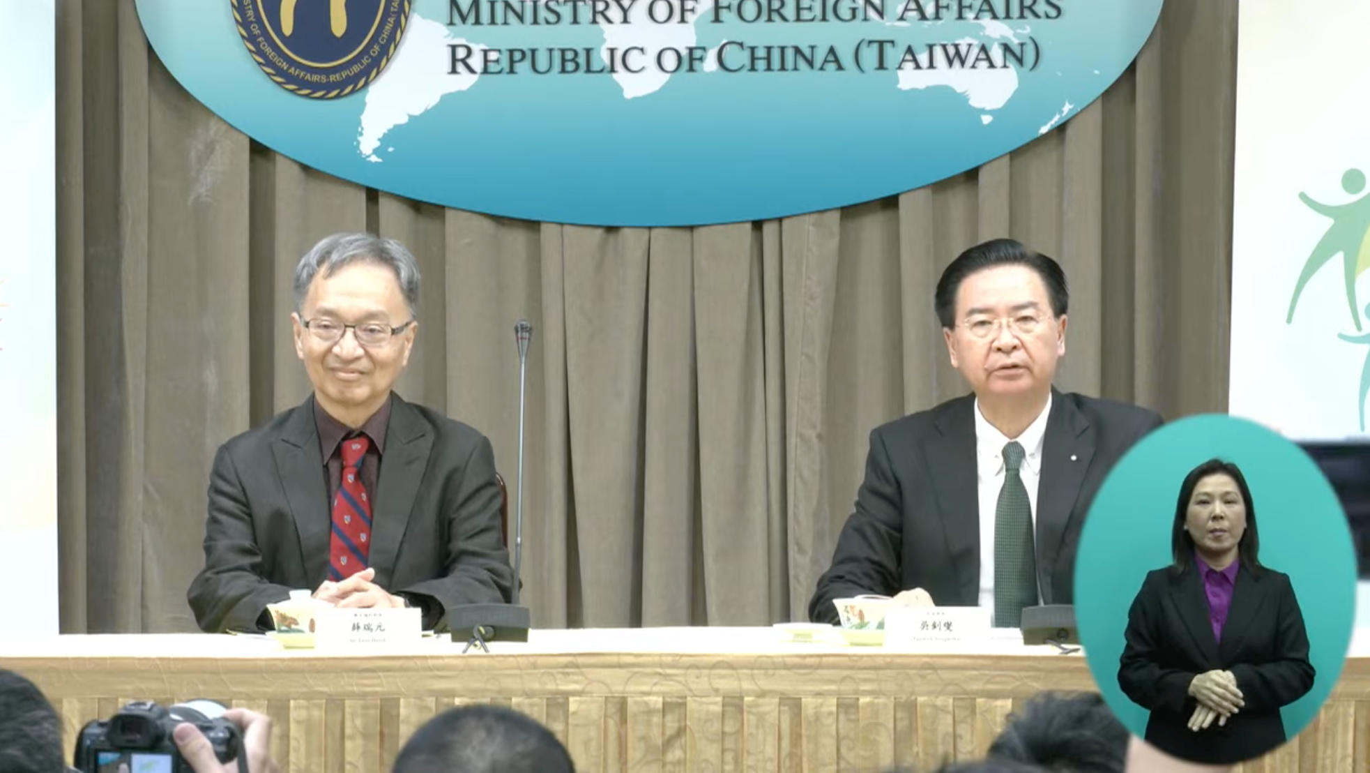 外交部長吳釗燮(右)、衛福部長薛瑞元(左)今強烈表達台灣欲參與國際衛生組織的立場。(翻攝自外交部YouTube)
