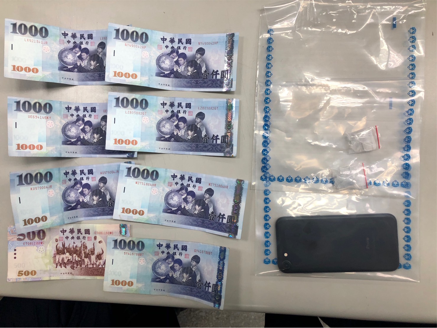 警方查扣游男交易的安非他命毒品及現金。（翻攝畫面）