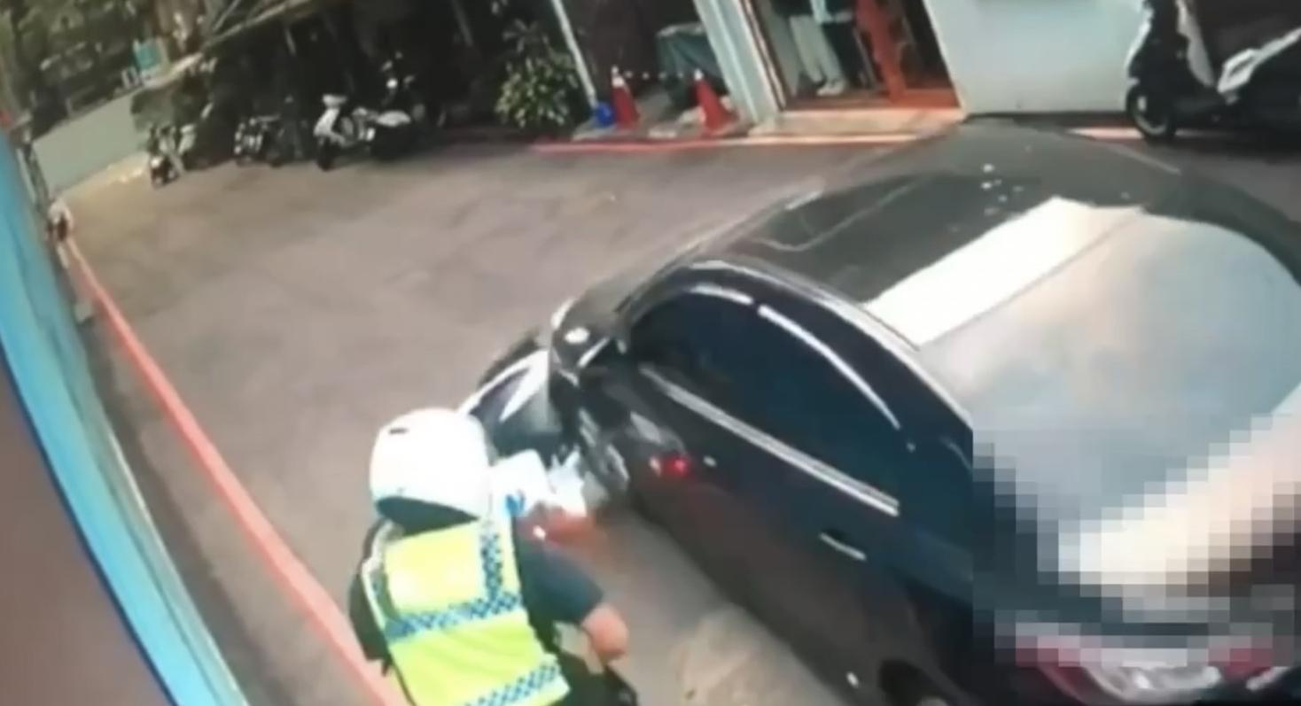 游男在小巷內拒捕並衝撞警車,試圖逃逸。(翻攝畫面)